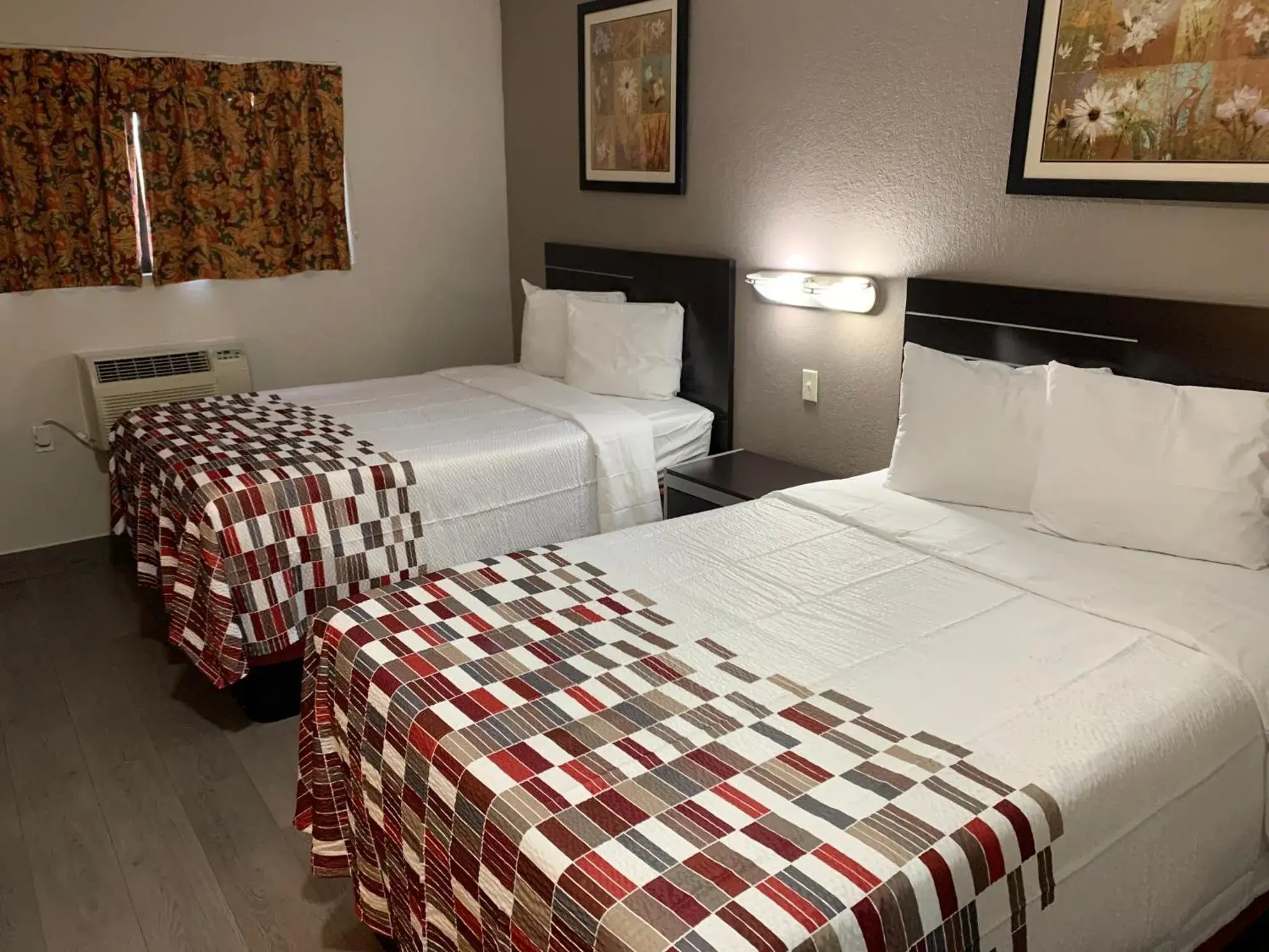 Photo of the whole room, Bed in Days Inn by Wyndham Long Island/Copiague Photo of the whole room, Bed in Days Inn by Wyndham Long Island/Copiague