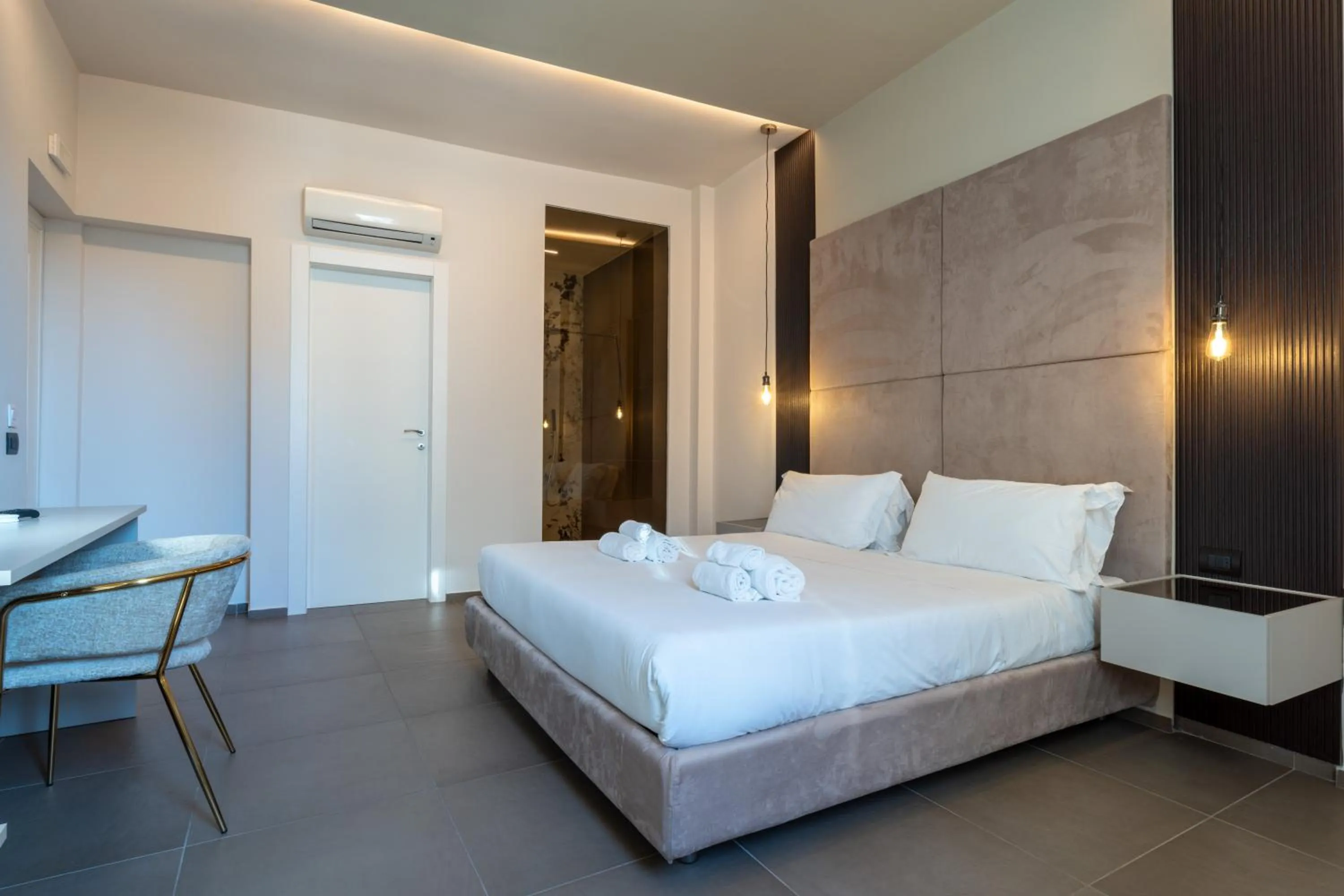 Shower, Bed in Hotel Diamond