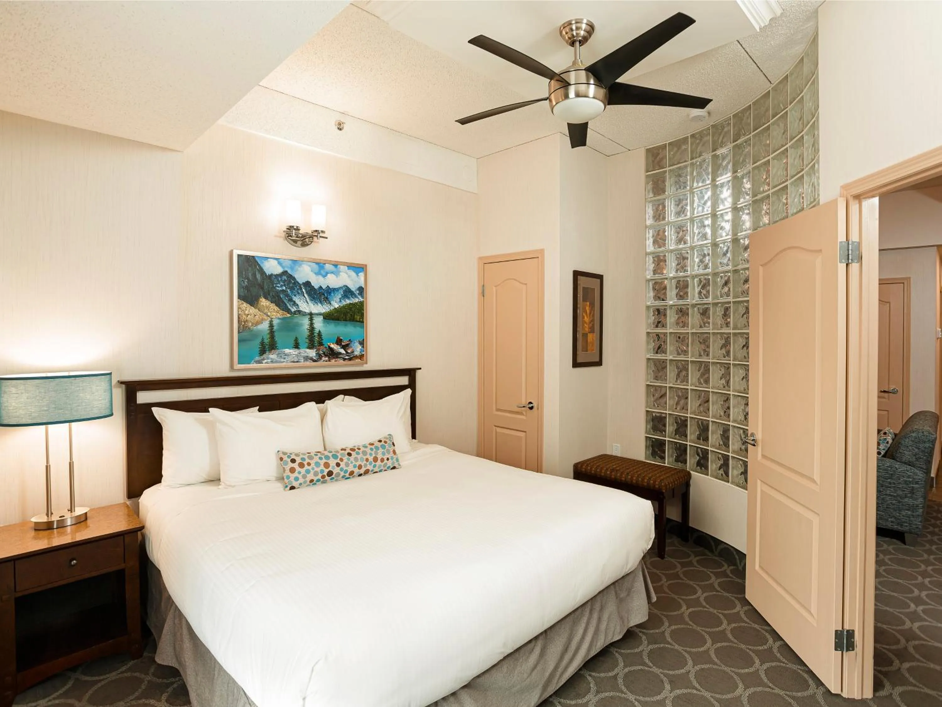 Bedroom in High Country Inn