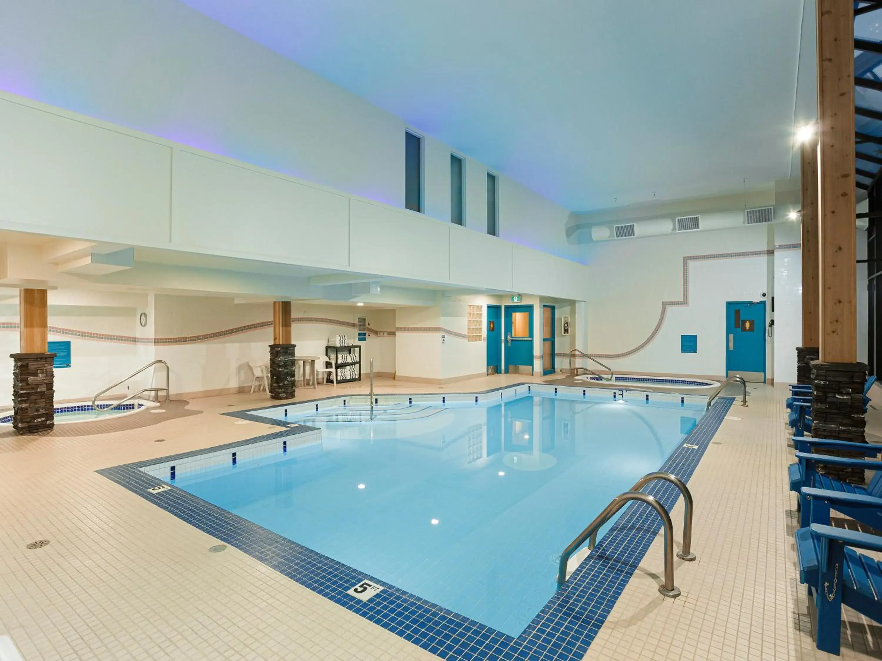 Swimming pool in High Country Inn Swimming pool in High Country Inn