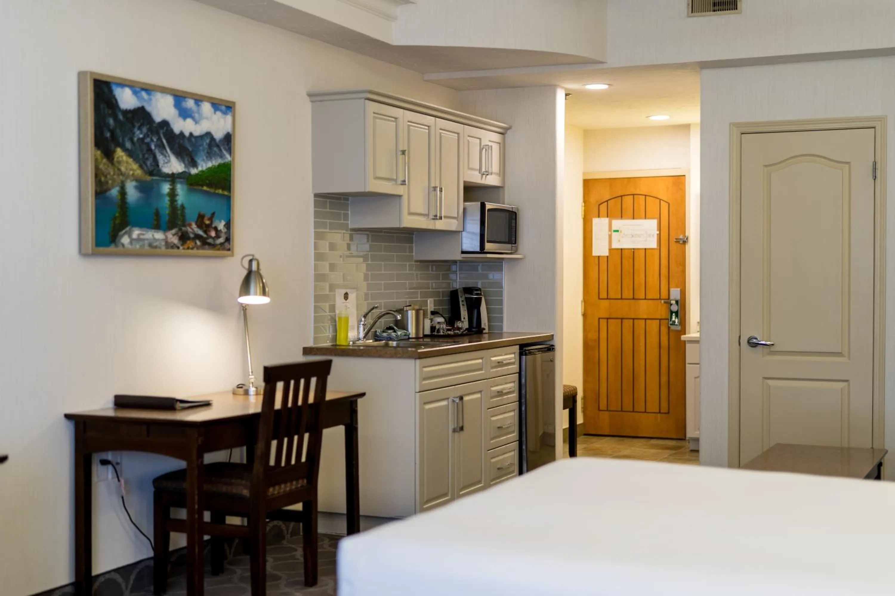 Kitchen or kitchenette in High Country Inn