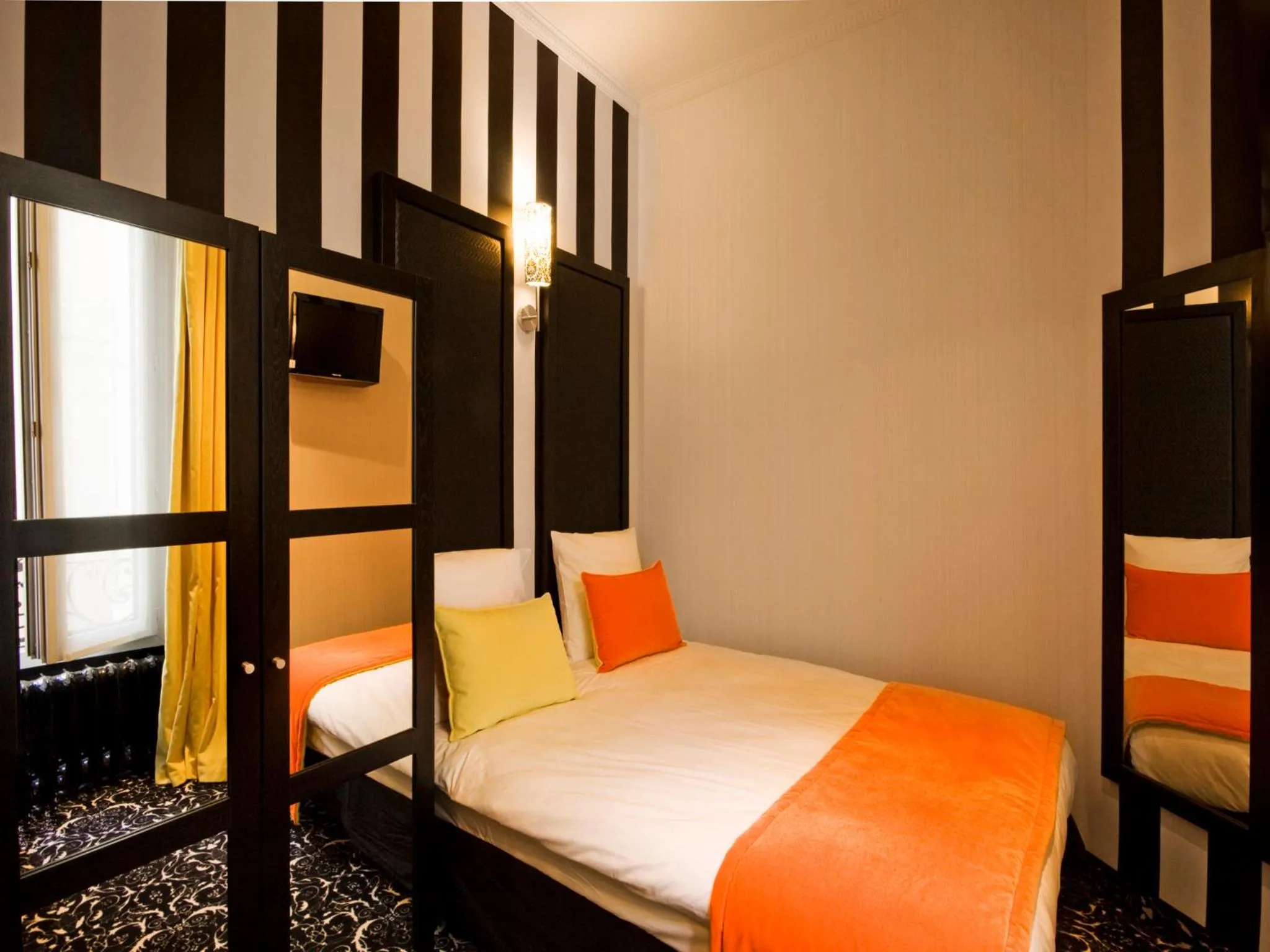 Bed in Hotel Peyris Opera