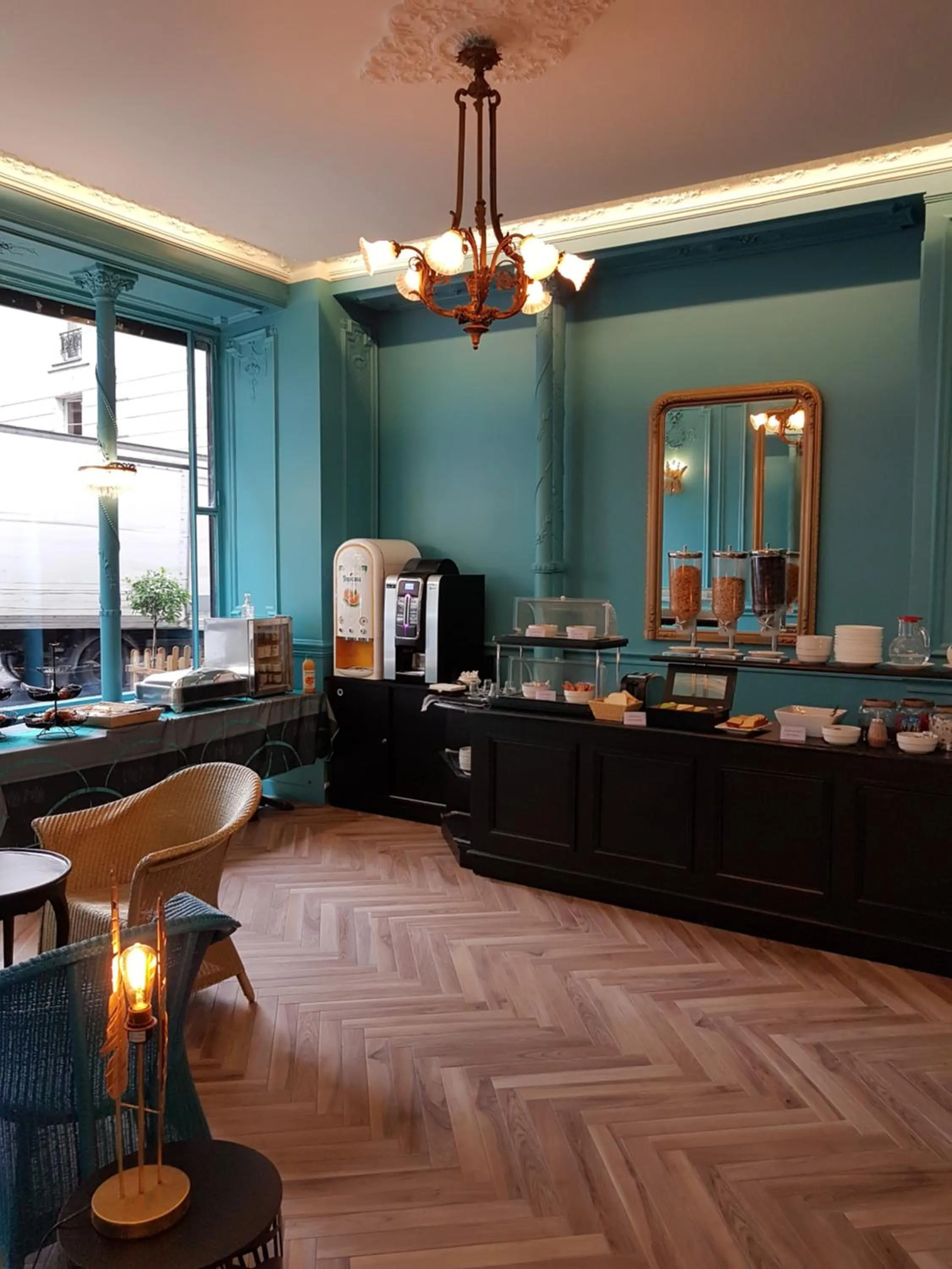 Restaurant/places to eat in Hotel Peyris Opera