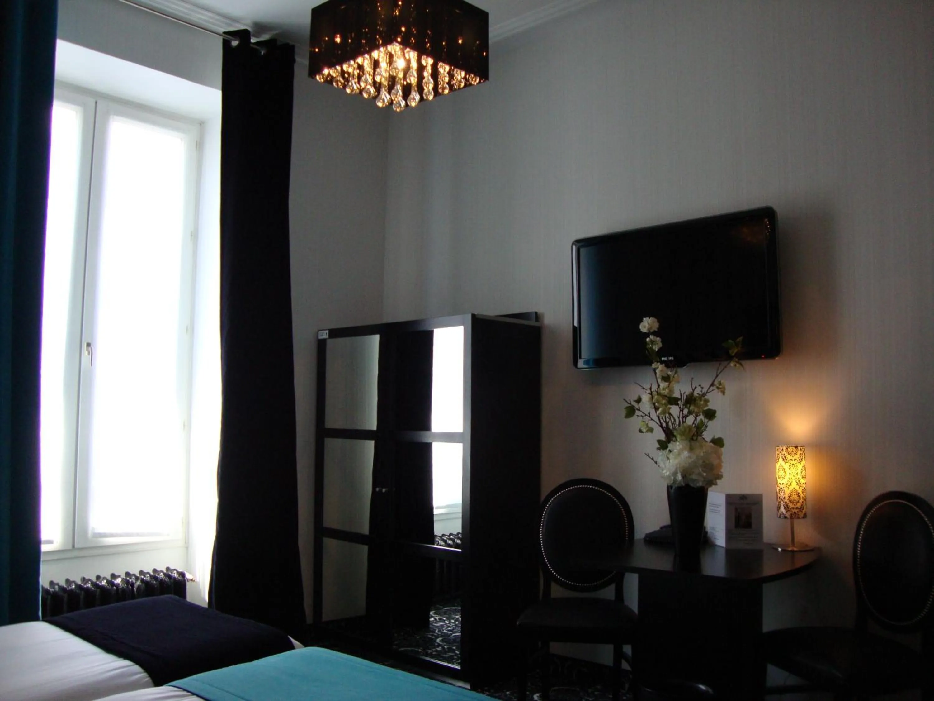 TV and multimedia, Bed in Hotel Peyris Opera