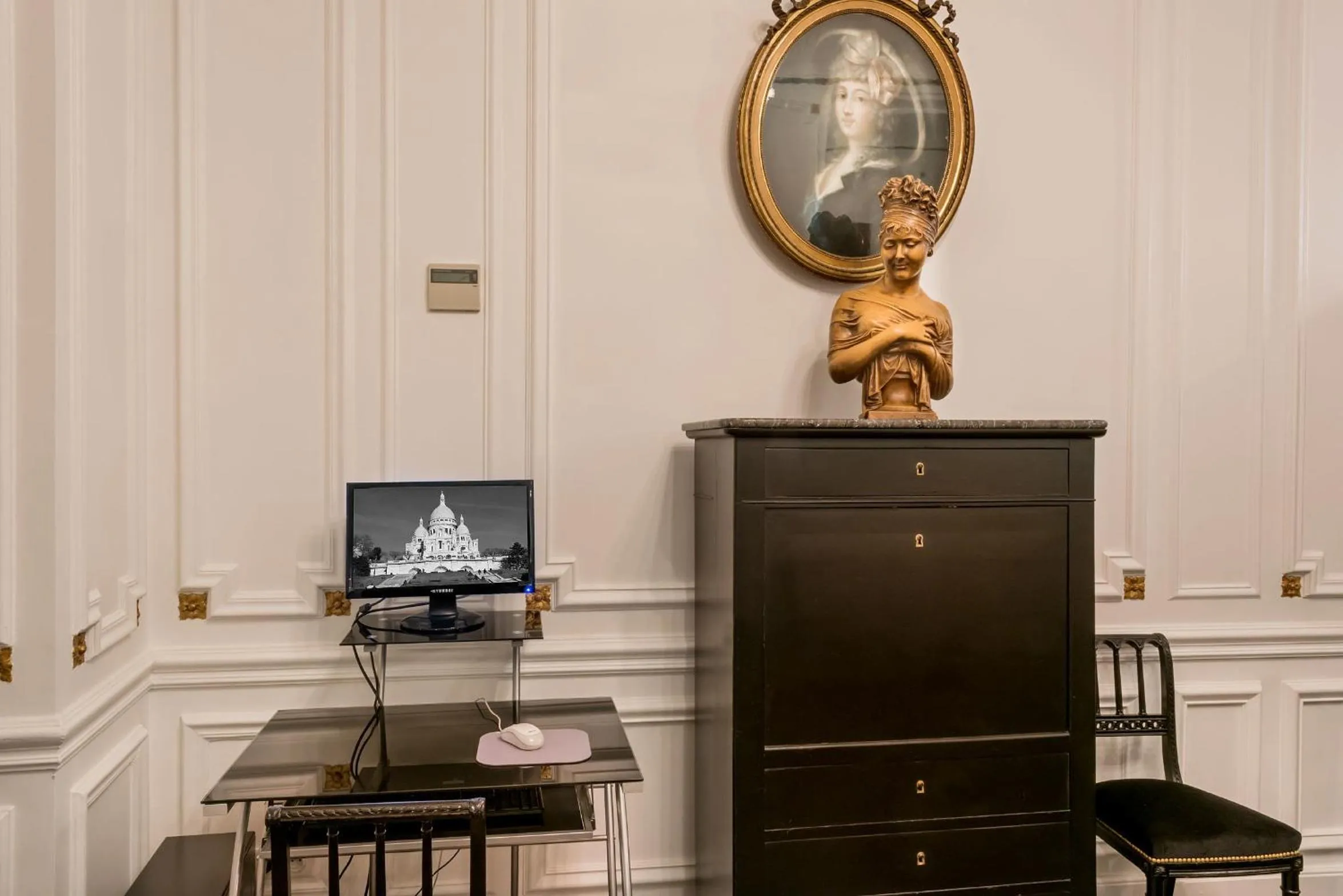 Decorative detail in Hotel Peyris Opera