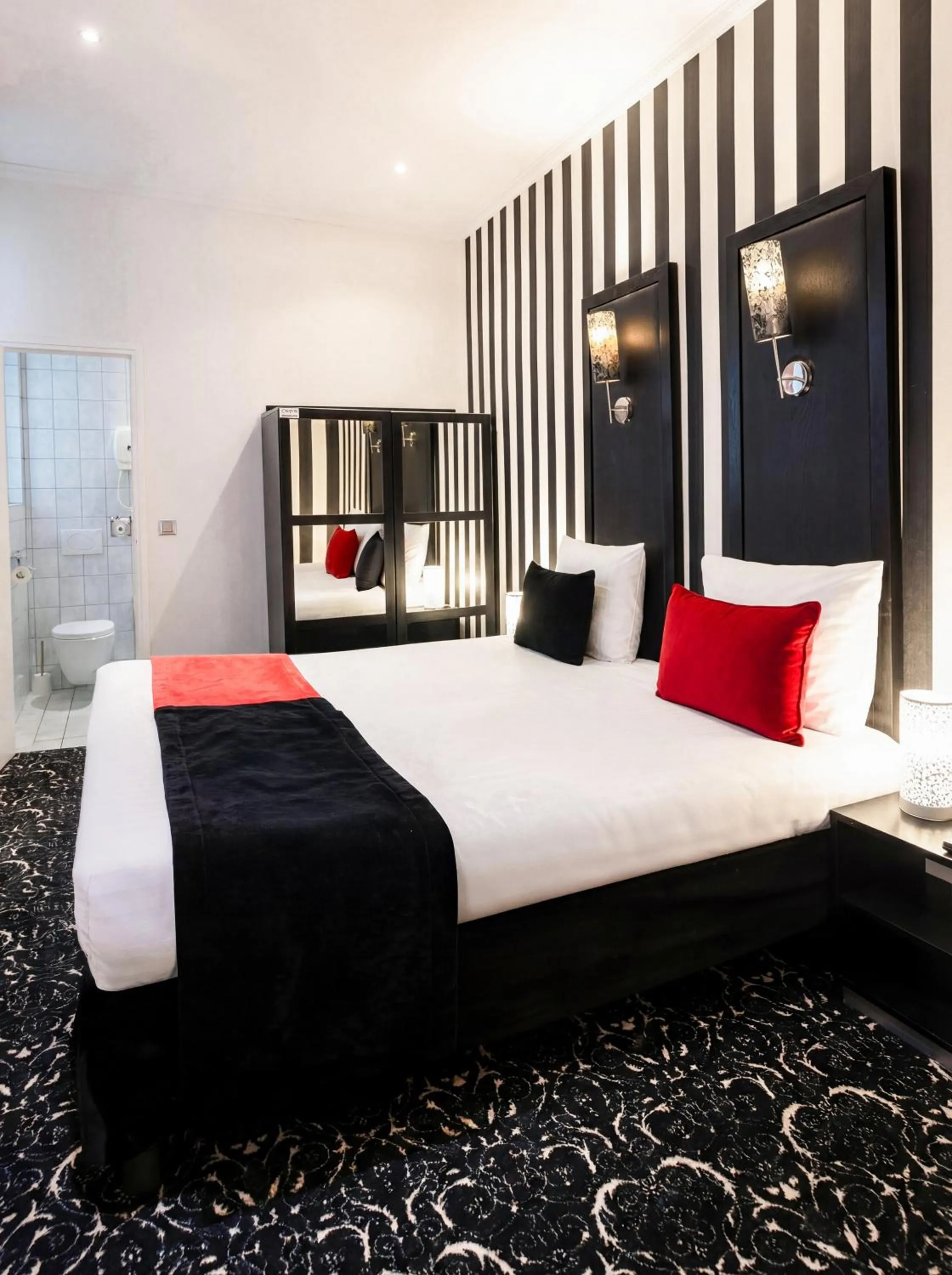 Bed in Hotel Peyris Opera