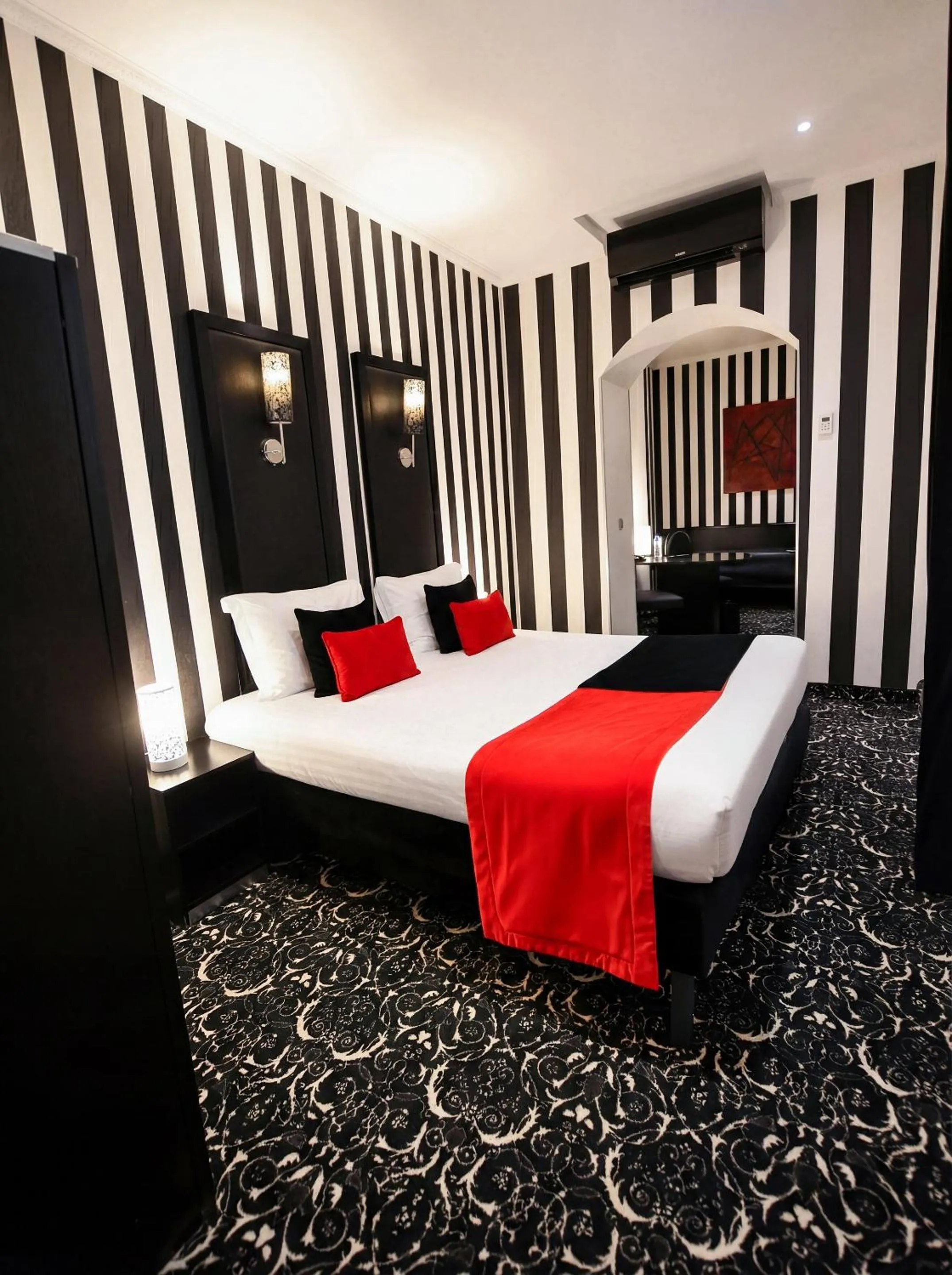 Bed in Hotel Peyris Opera