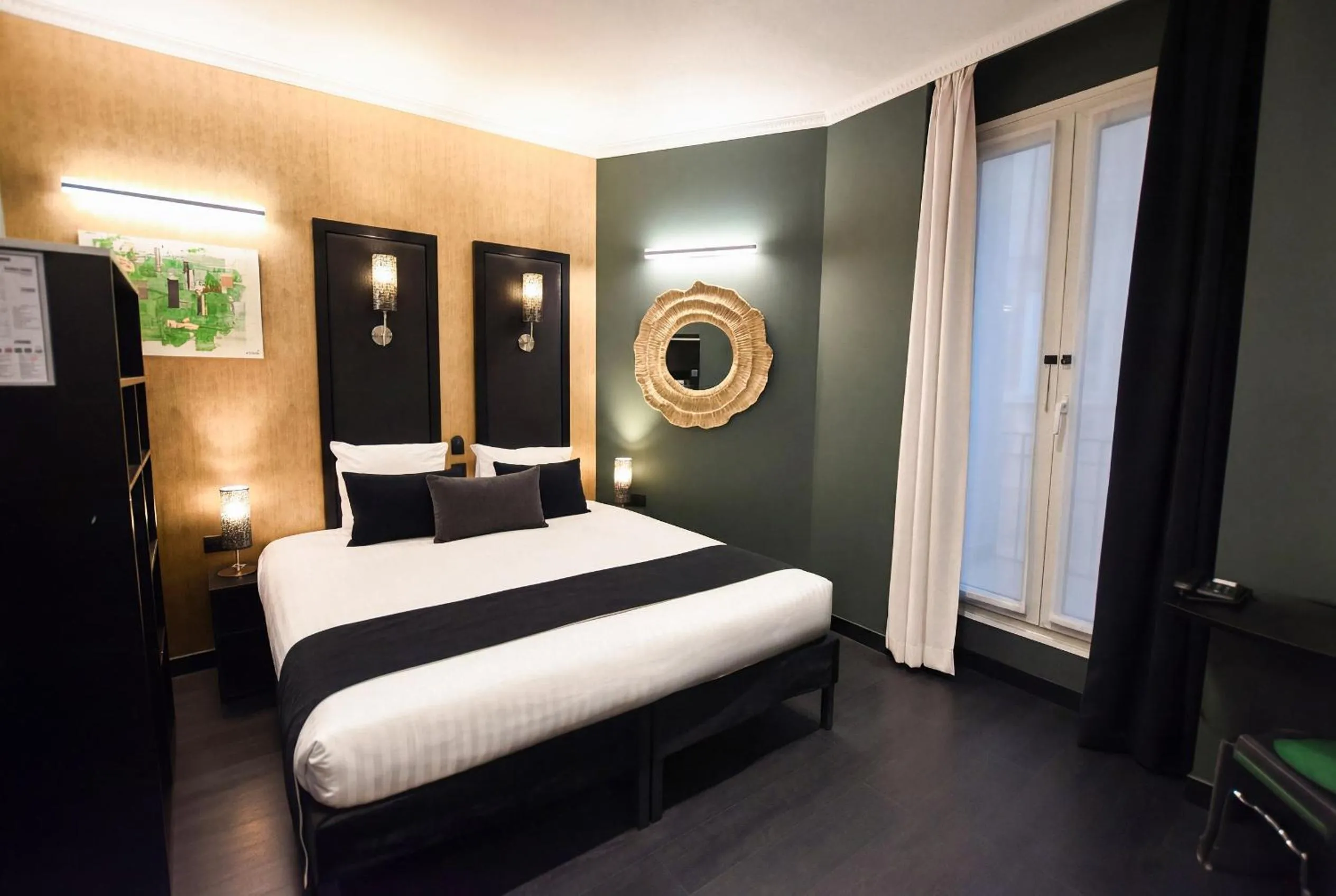 Bed in Hotel Peyris Opera