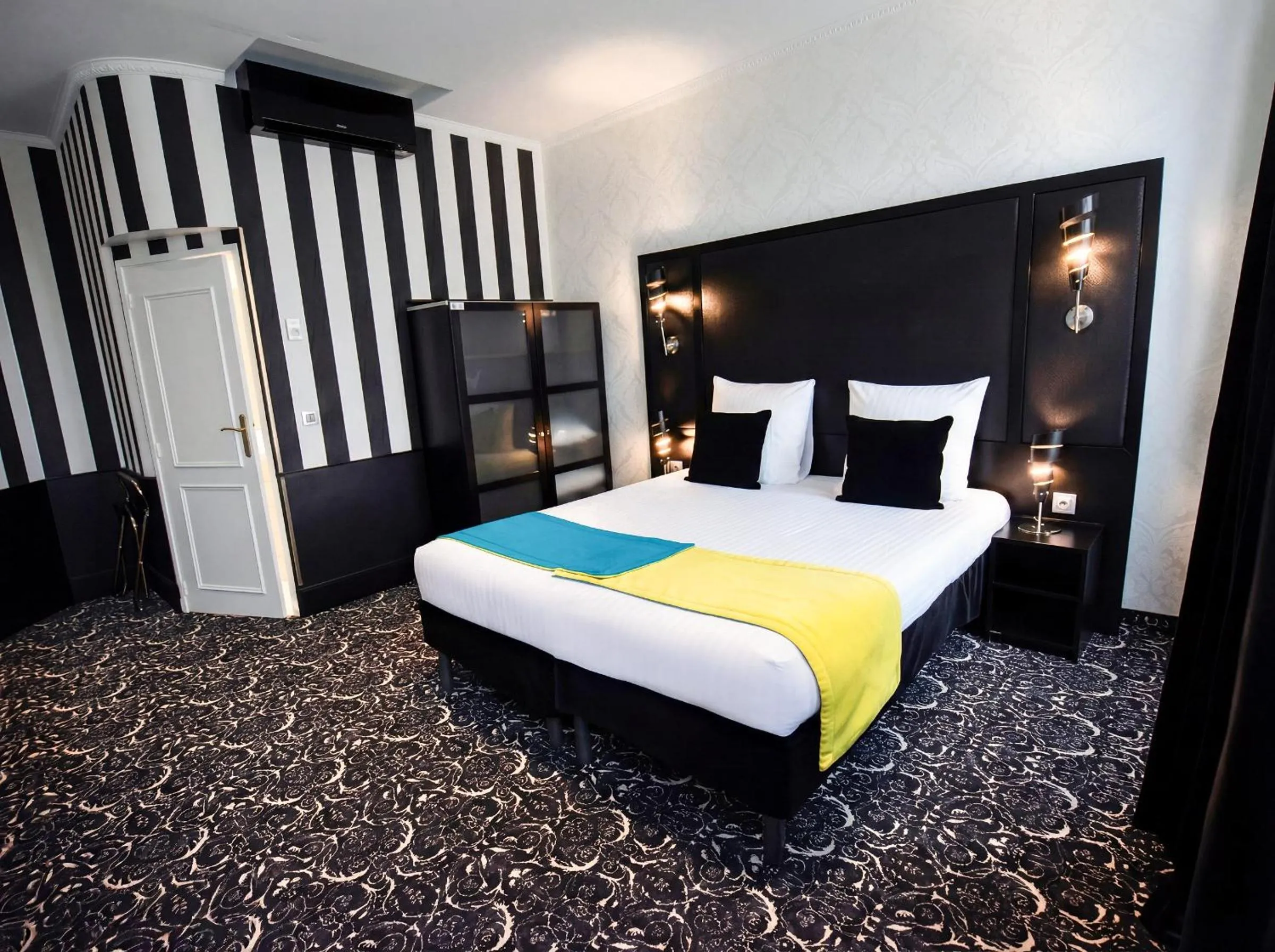 Bed in Hotel Peyris Opera