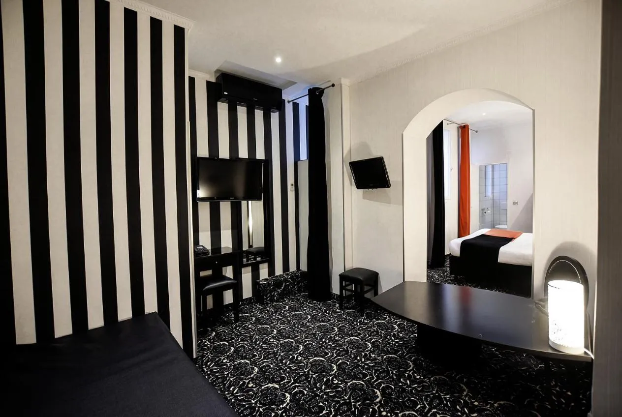 Bed in Hotel Peyris Opera
