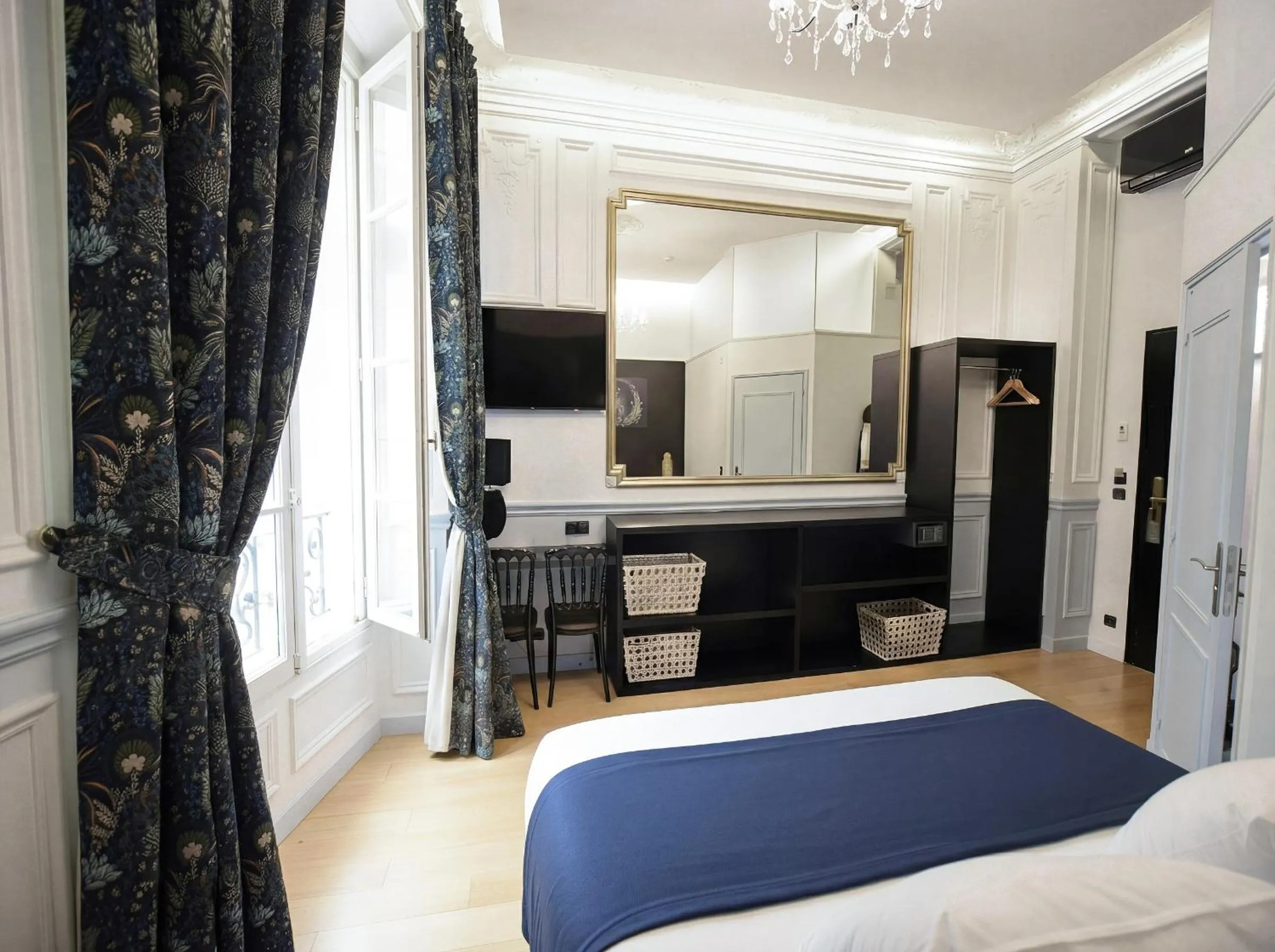 Bed in Hotel Peyris Opera