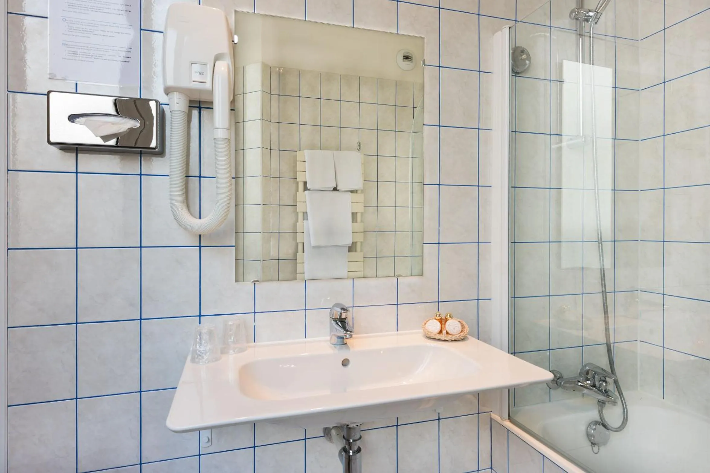 Bathroom in Hotel Peyris Opera