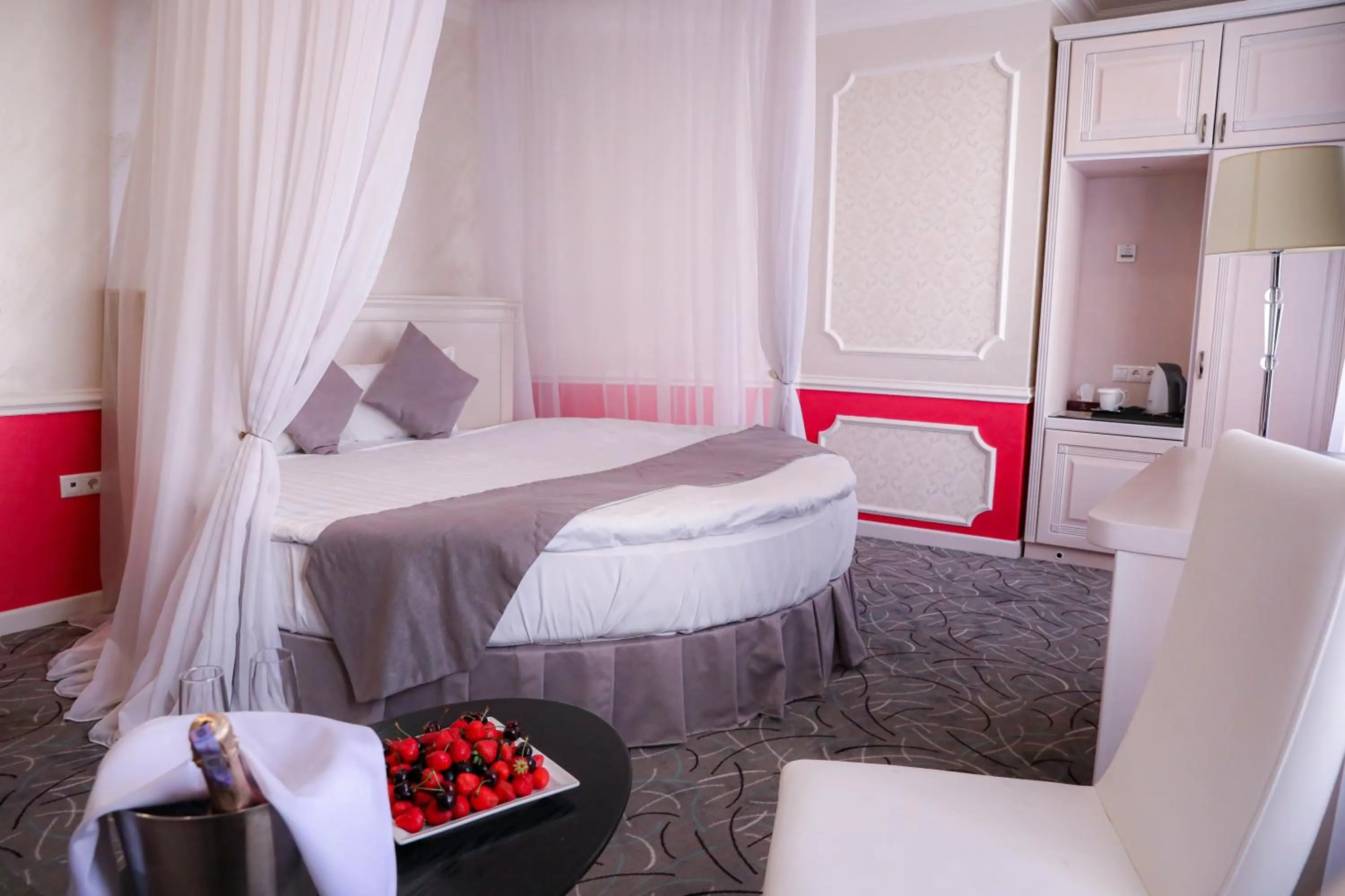 Property building, Bed in Central Hotel Yerevan