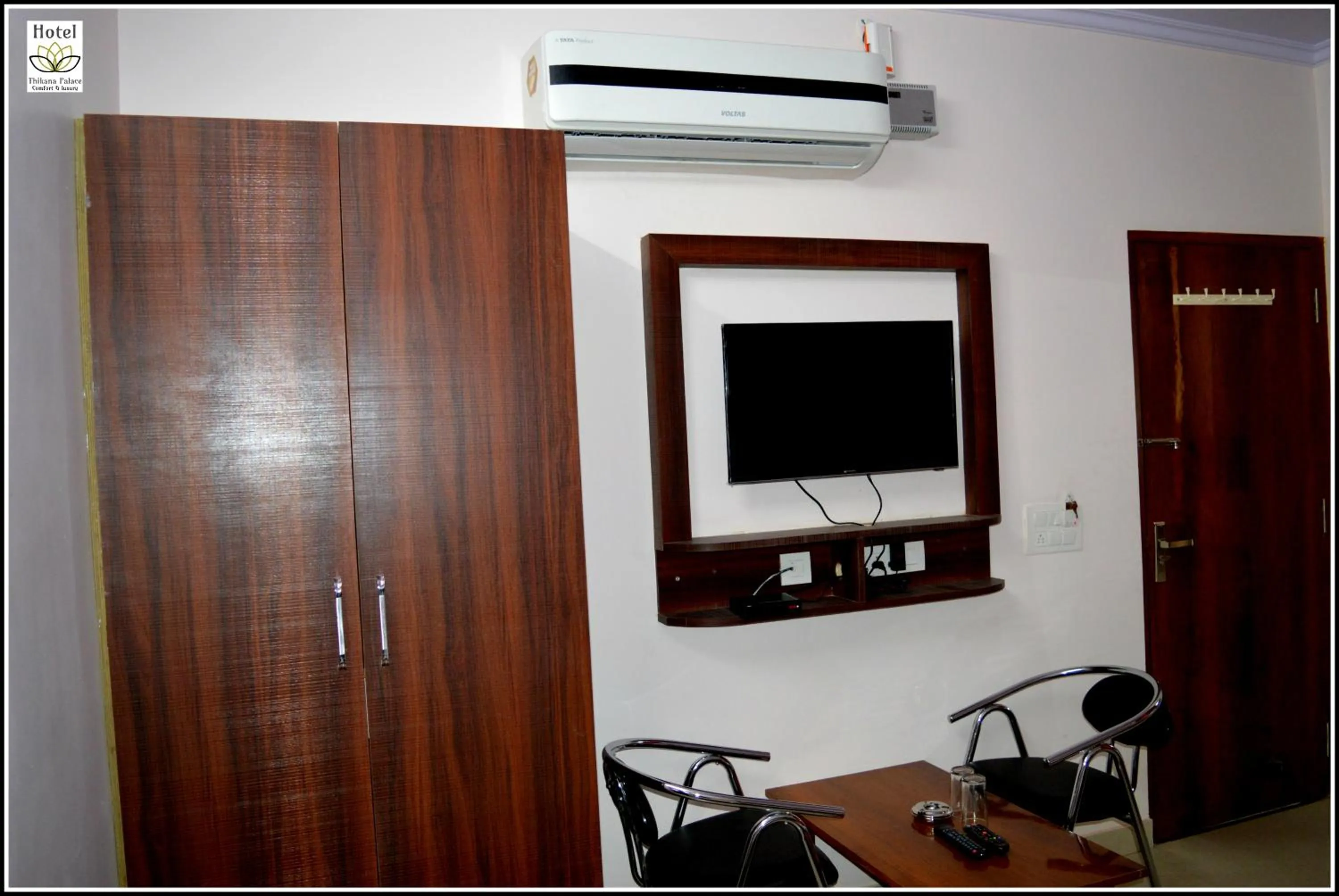 TV and multimedia in Hotel Thikana Palace