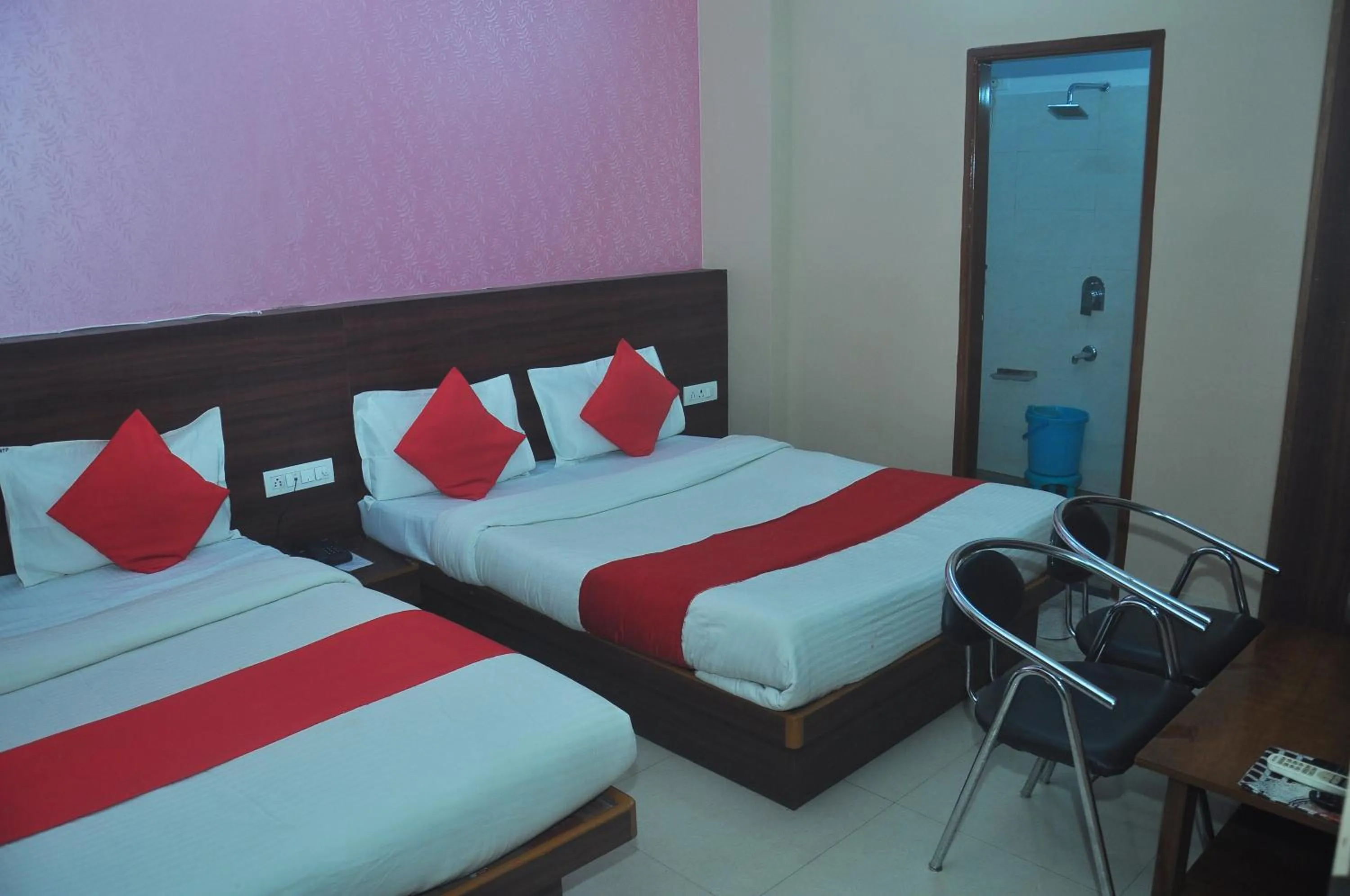 Toilet, Bed in Hotel Thikana Palace