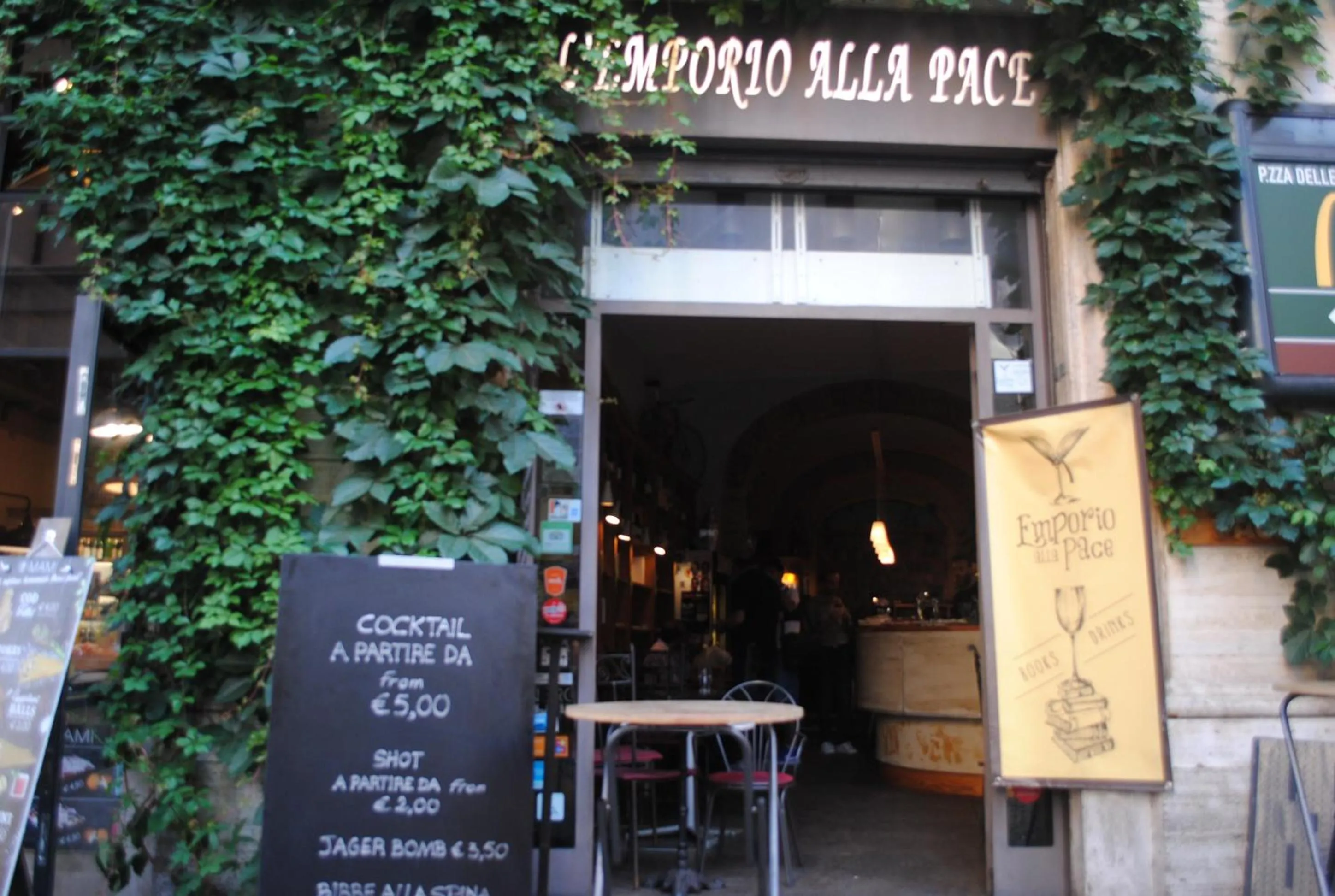 Food and drinks in Dreaming Navona Rooms