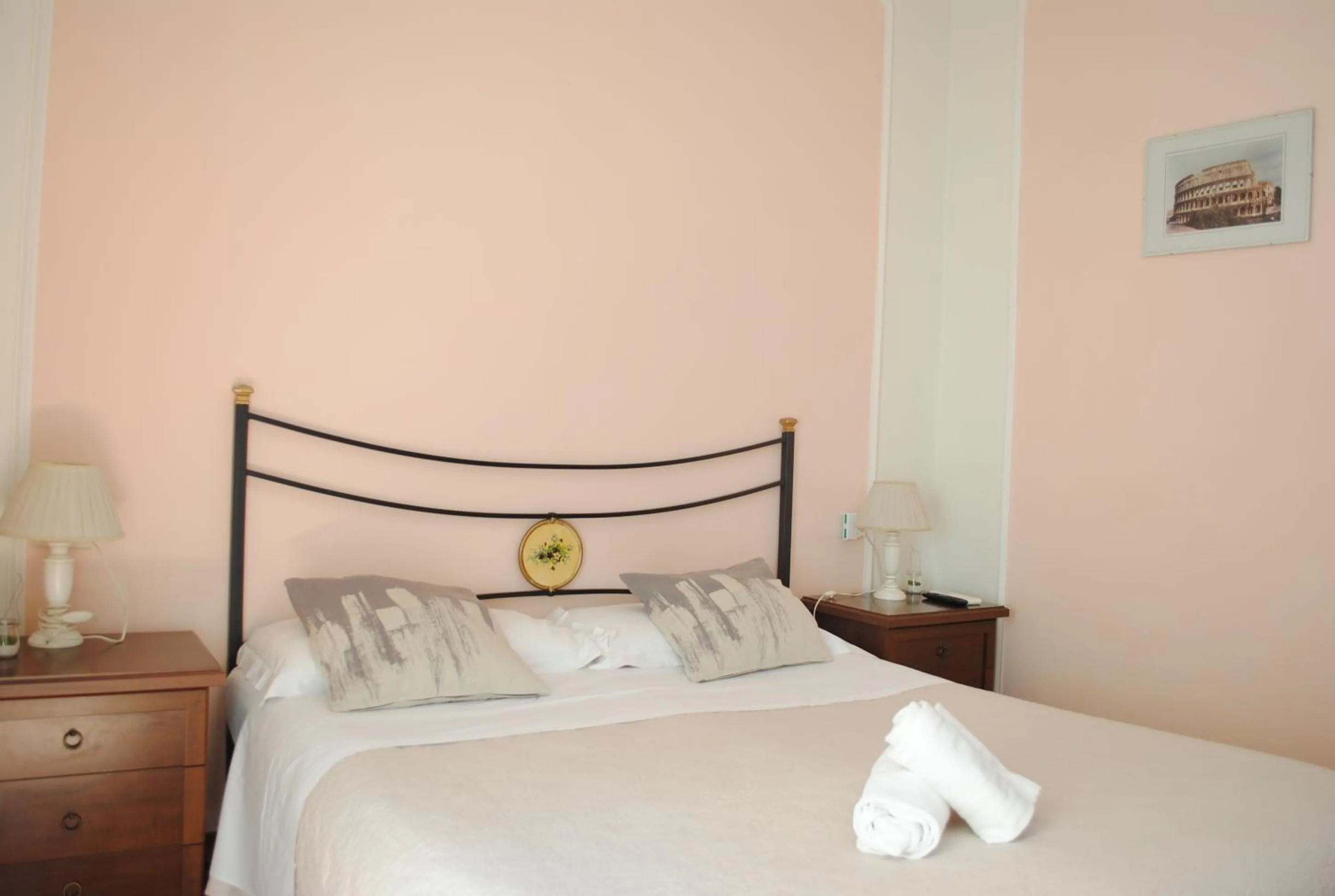 Photo of the whole room, Bed in Dreaming Navona Rooms