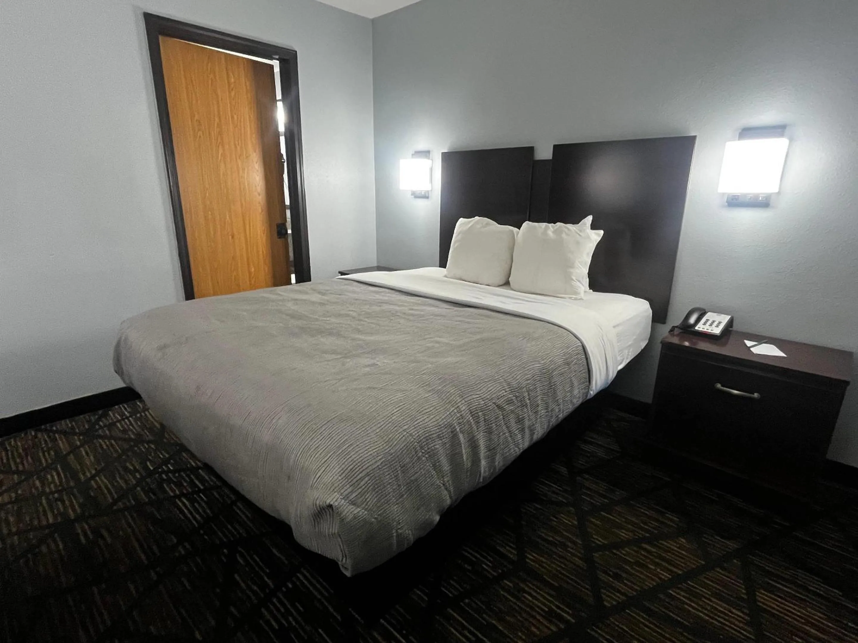 Bedroom, Bed in Quality Inn Grand Rapids Near Downtown