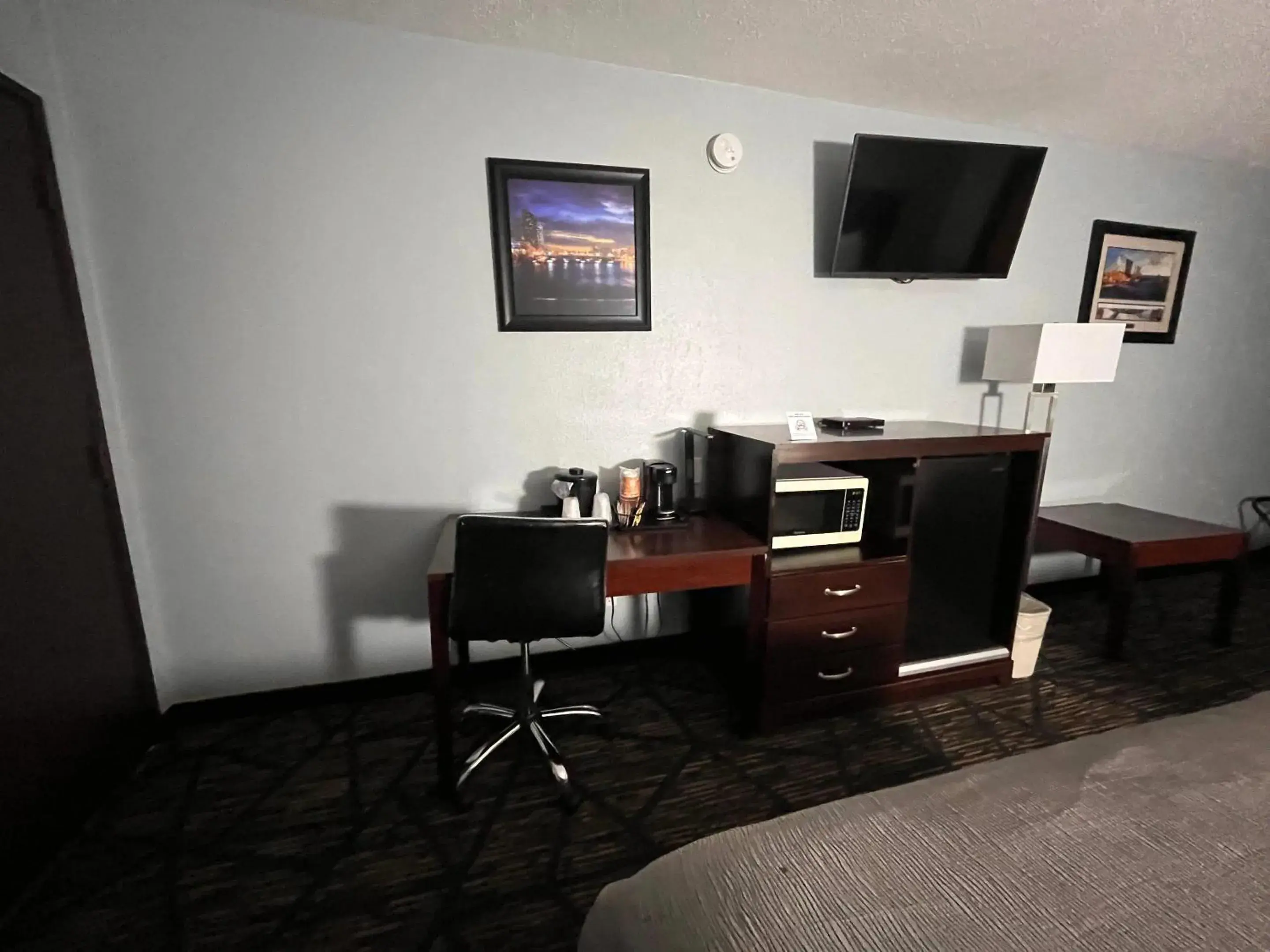 Bedroom in Quality Inn Grand Rapids Near Downtown Bedroom in Quality Inn Grand Rapids Near Downtown