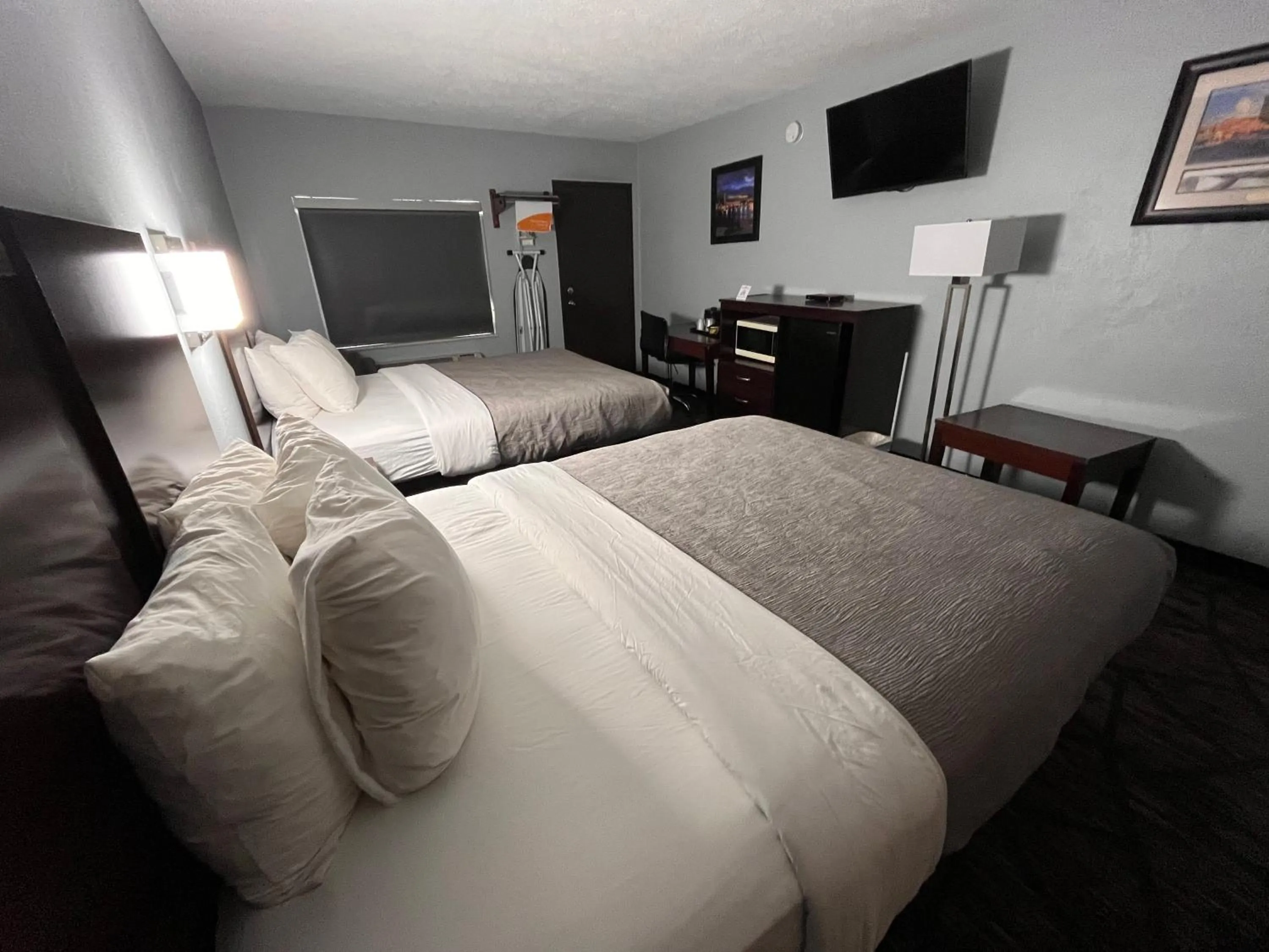 Bed in Quality Inn Grand Rapids Near Downtown