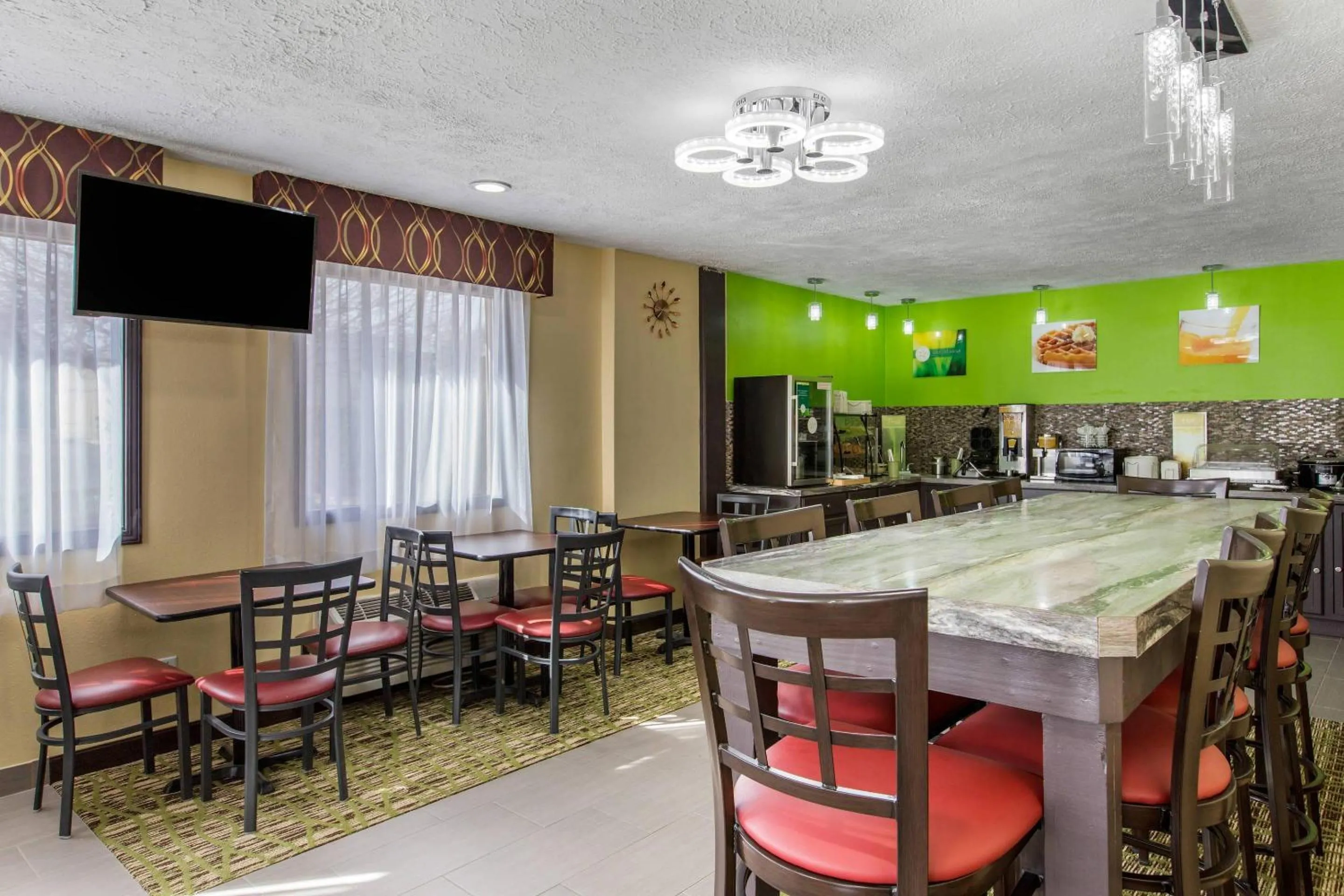 Breakfast in Quality Inn Grand Rapids Near Downtown