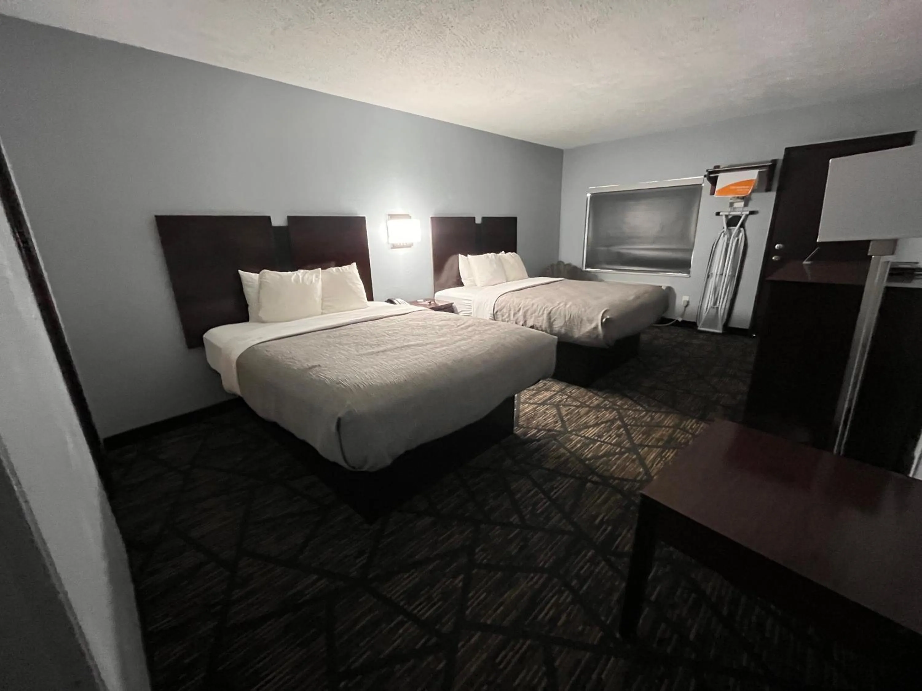 Bed in Quality Inn Grand Rapids Near Downtown