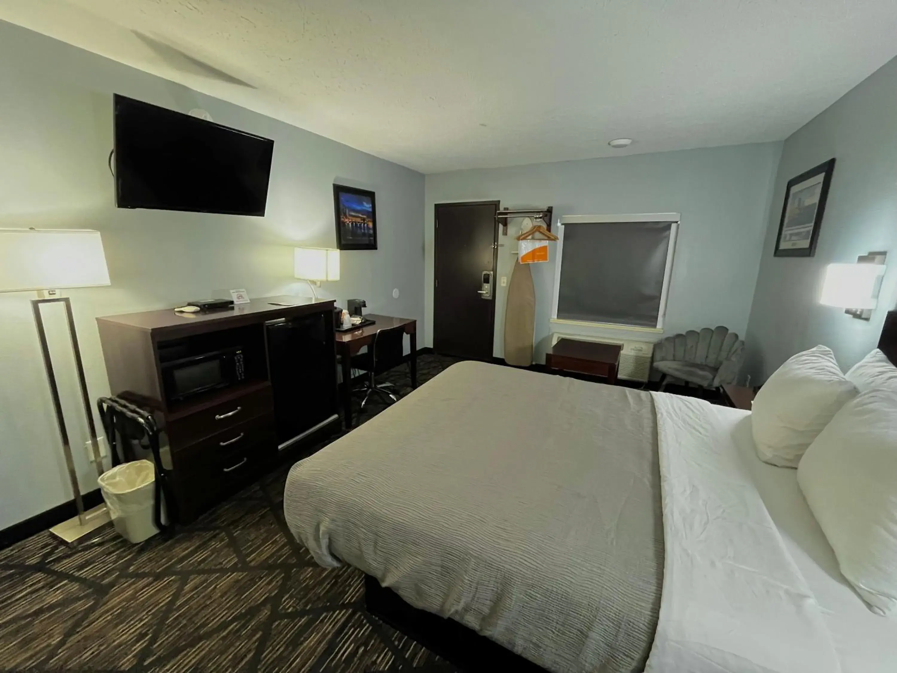 Photo of the whole room, Bed in Quality Inn Grand Rapids Near Downtown Photo of the whole room, Bed in Quality Inn Grand Rapids Near Downtown