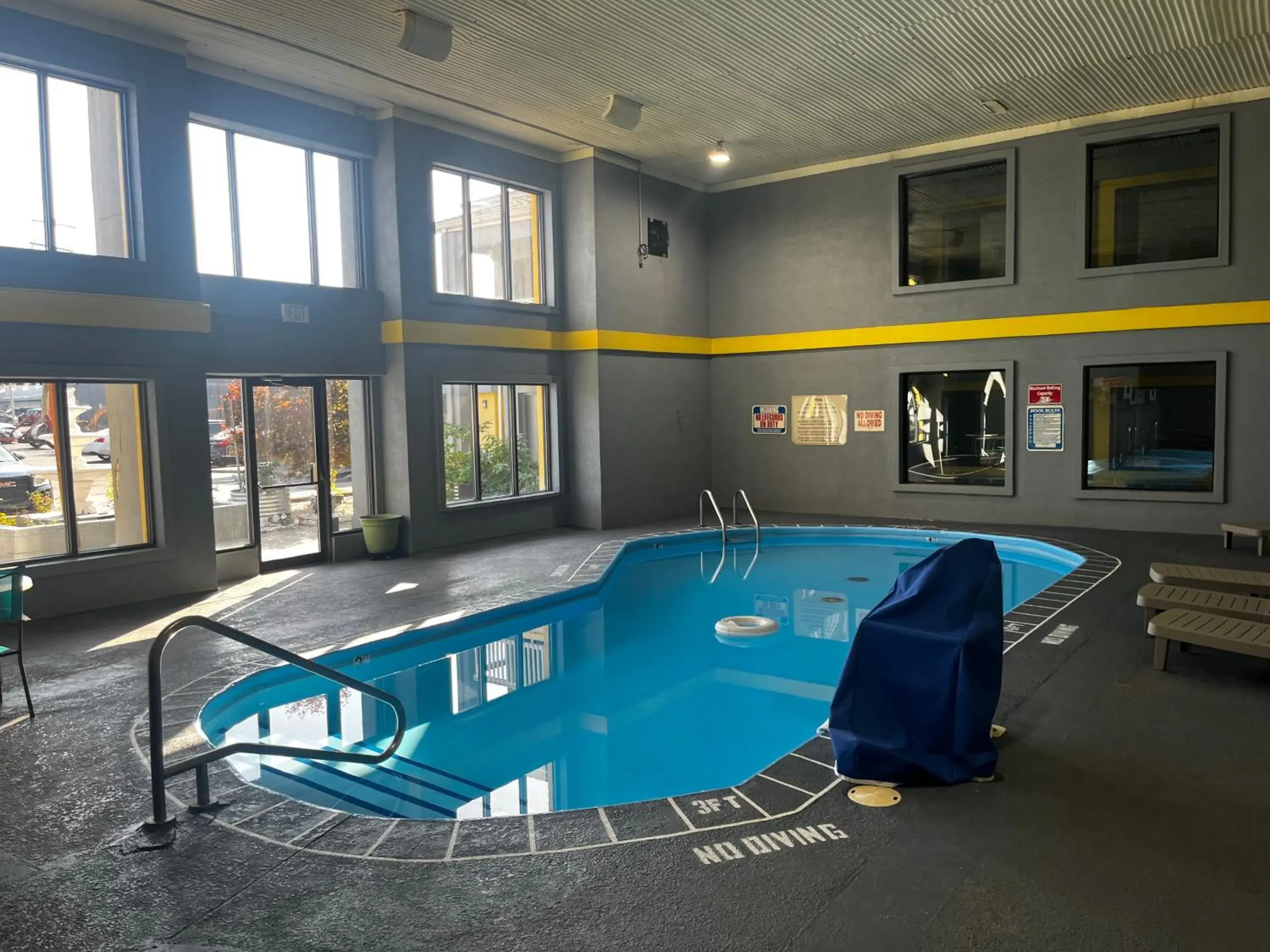 Pool view in Quality Inn Grand Rapids Near Downtown Pool view in Quality Inn Grand Rapids Near Downtown