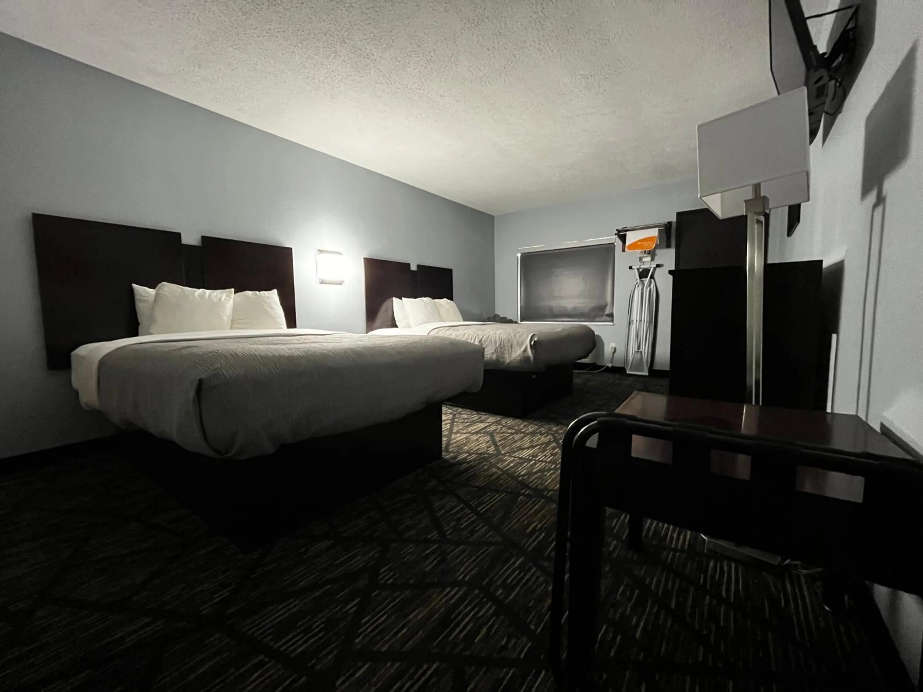 Bed in Quality Inn Grand Rapids Near Downtown