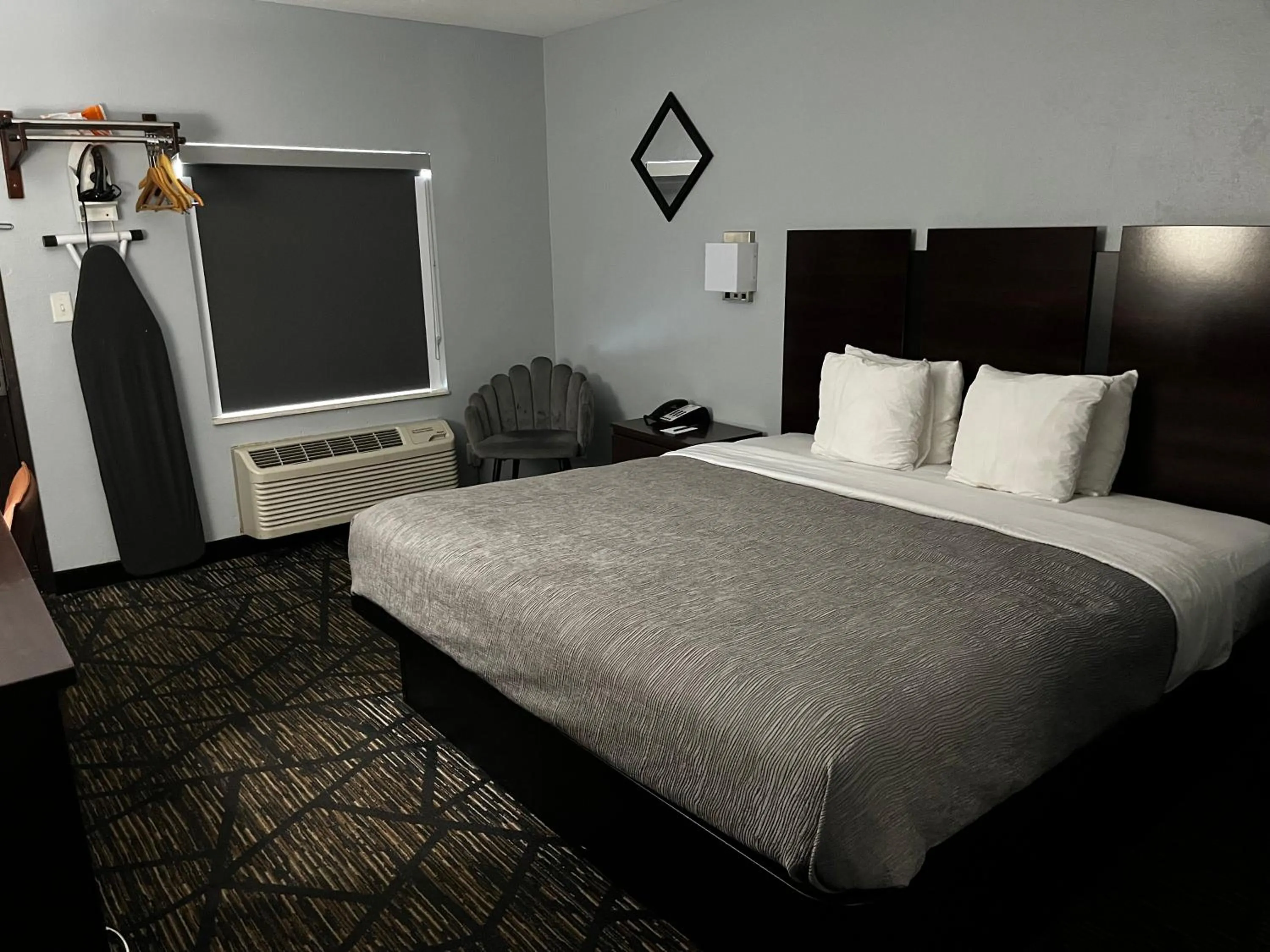 Bed in Quality Inn Grand Rapids Near Downtown