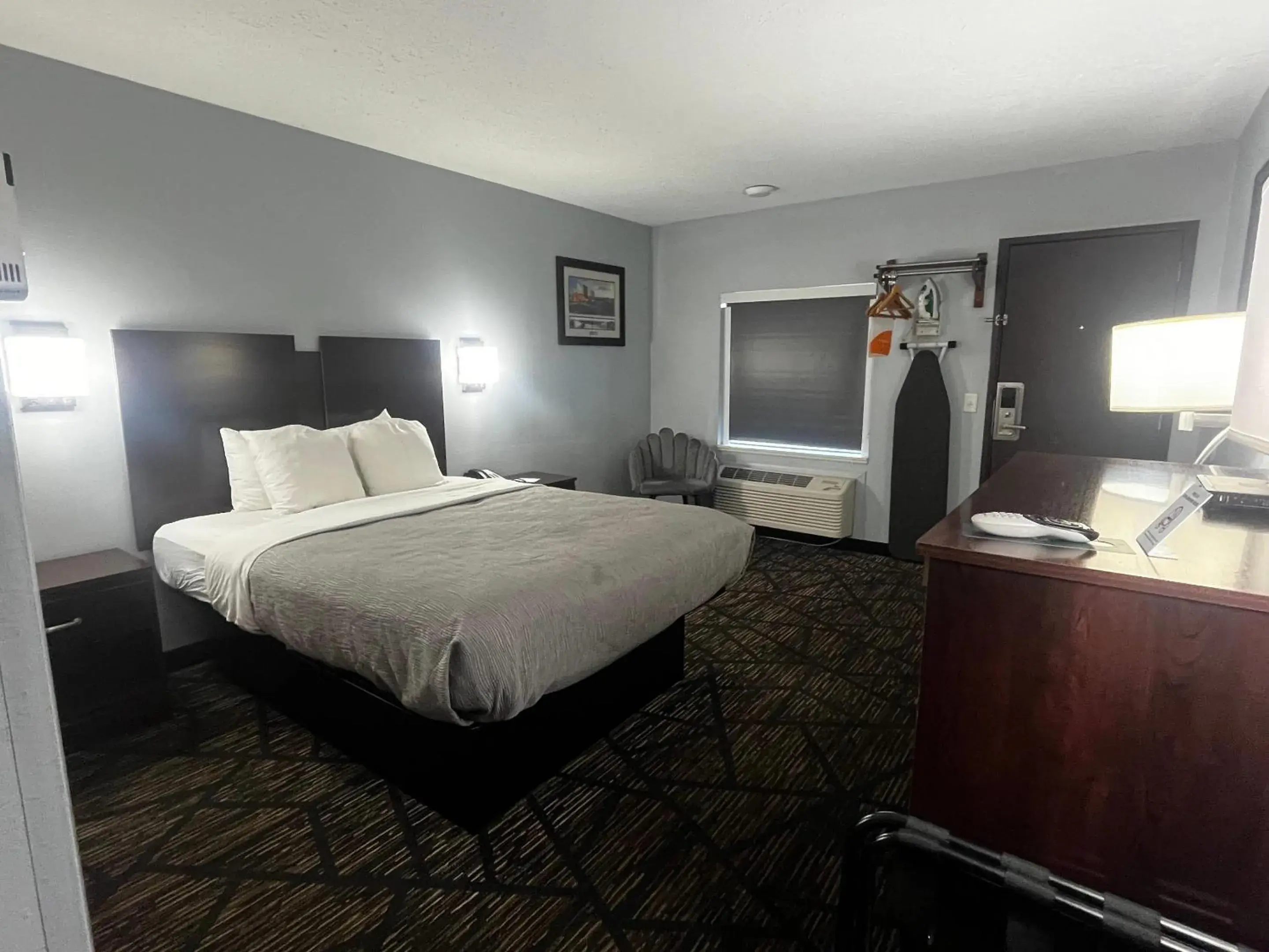 Bedroom, Bed in Quality Inn Grand Rapids Near Downtown Bedroom, Bed in Quality Inn Grand Rapids Near Downtown