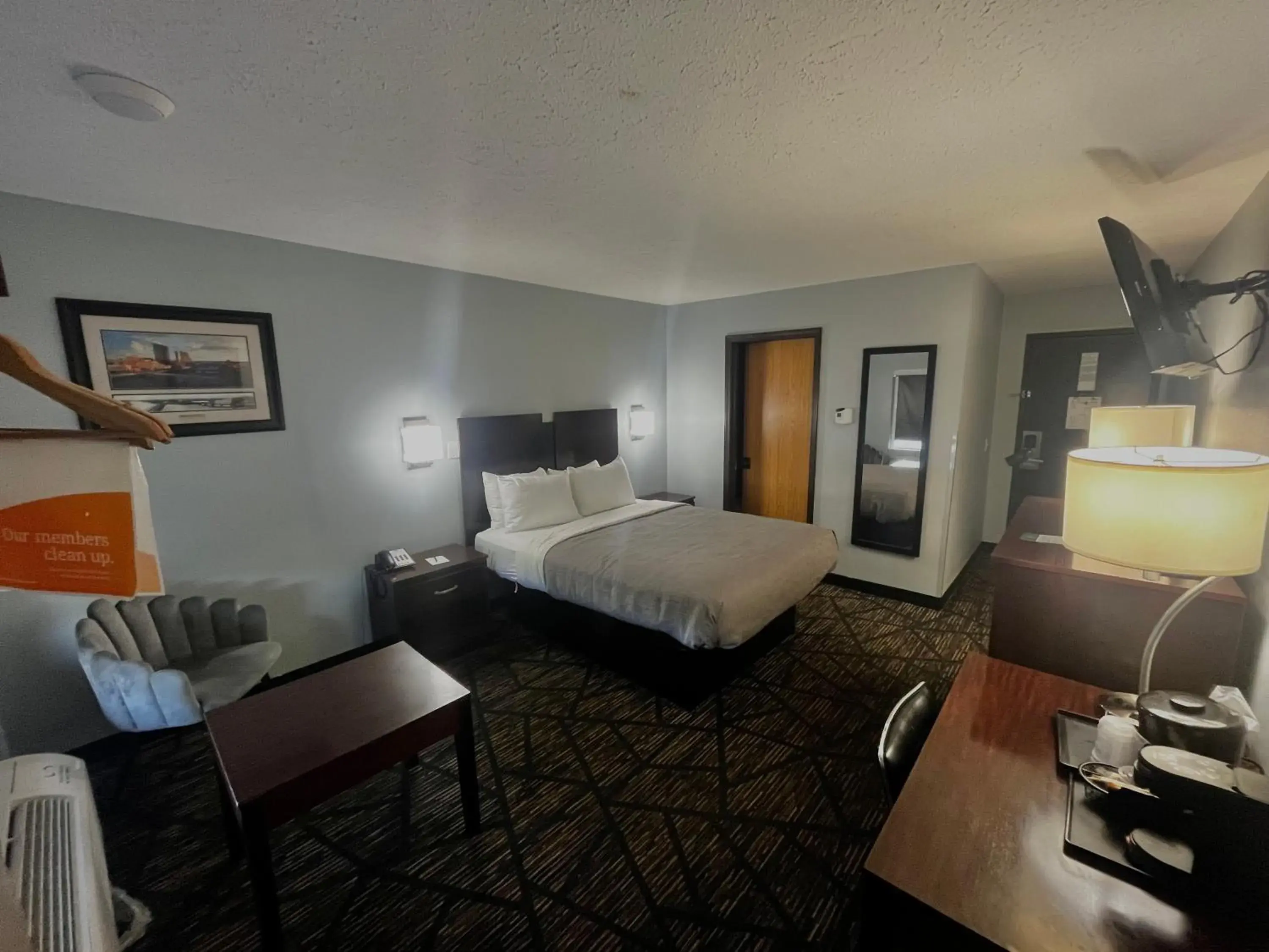 Bed in Quality Inn Grand Rapids Near Downtown Bed in Quality Inn Grand Rapids Near Downtown