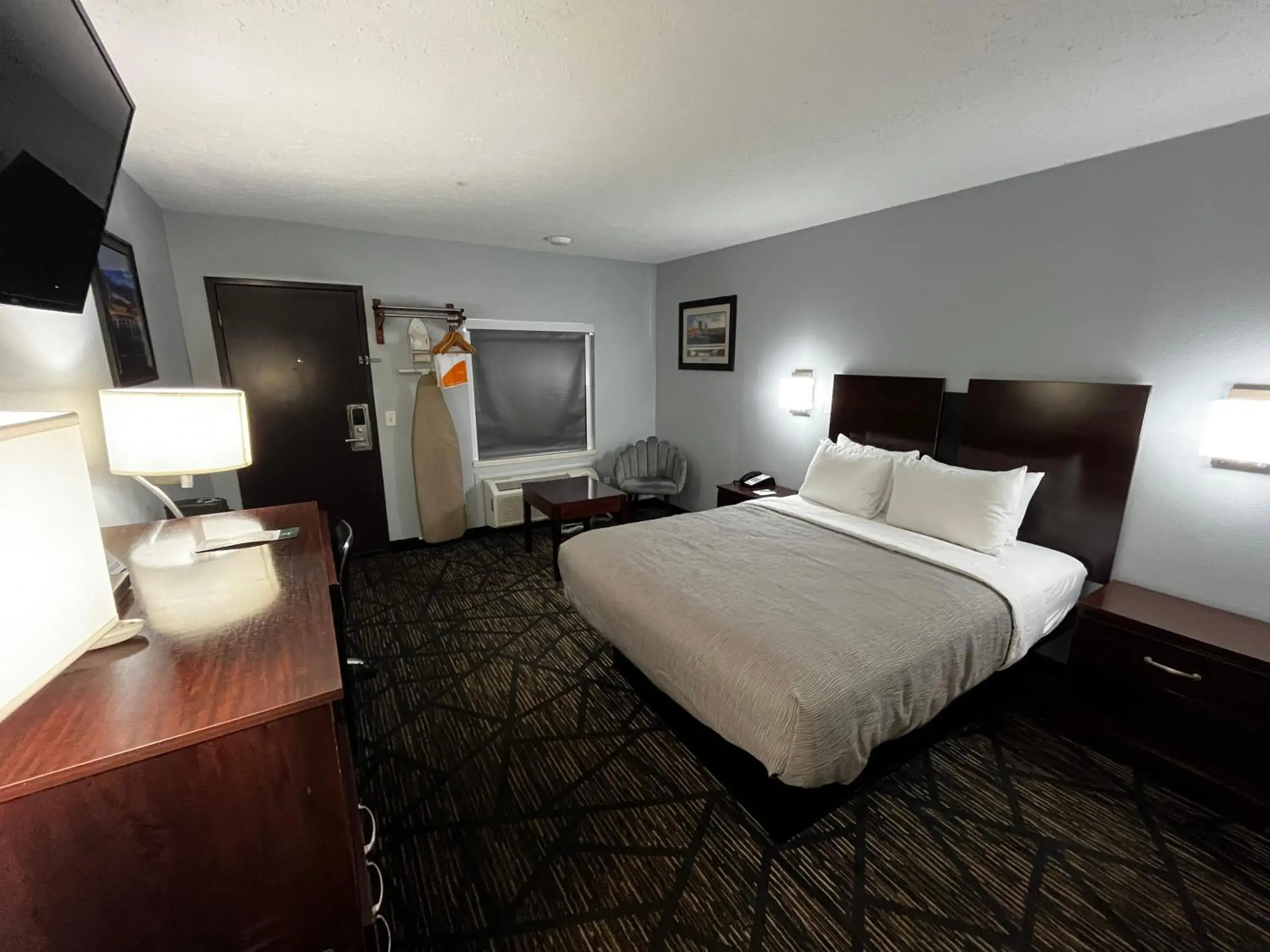 Bed in Quality Inn Grand Rapids Near Downtown Bed in Quality Inn Grand Rapids Near Downtown