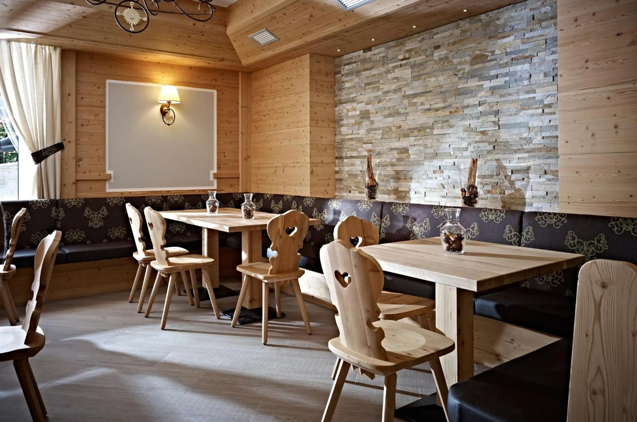 Restaurant/places to eat in Alpenresort Belvedere