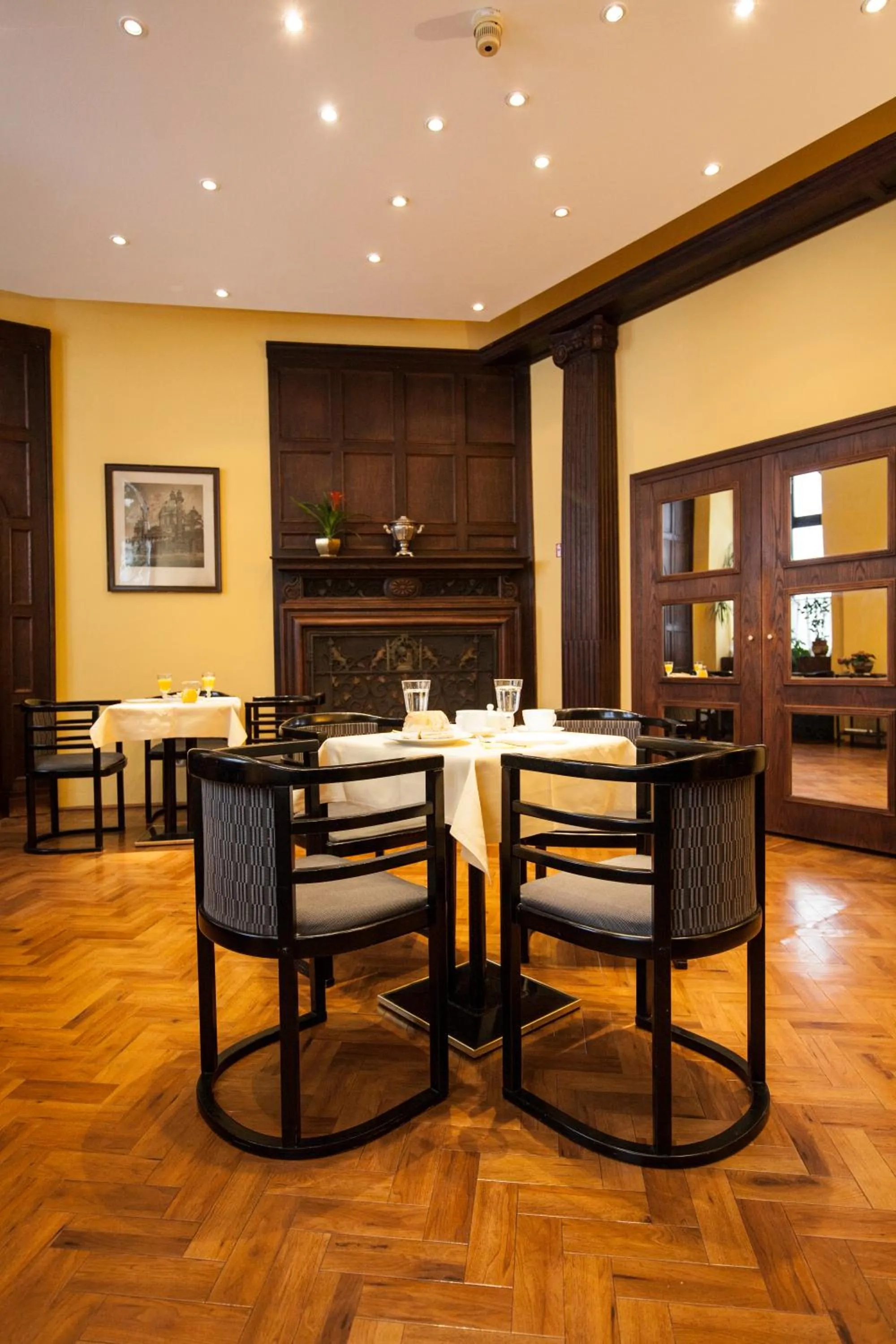 Restaurant/places to eat in Mondial Appartement Hotel