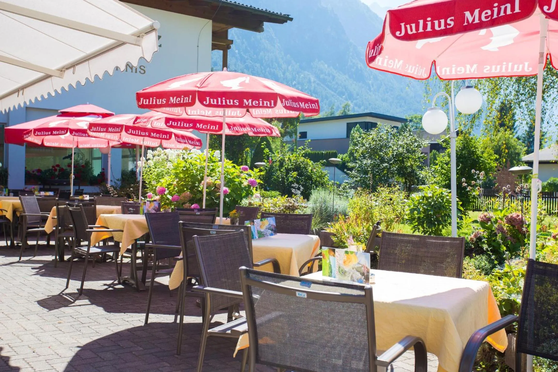 Restaurant/places to eat in Hotel Laserz