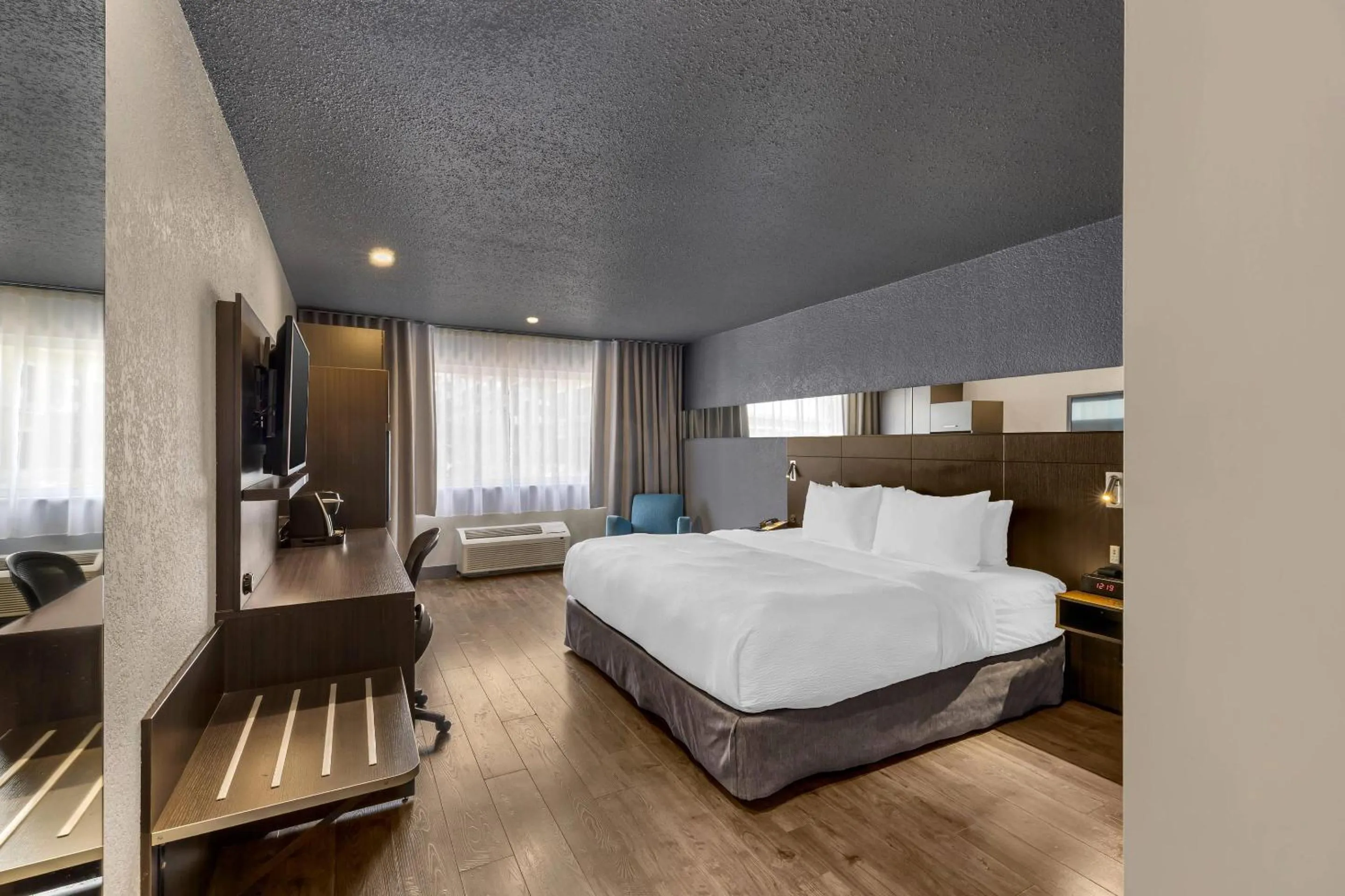 Bedroom, Bed in Hotel Quartier, an Ascend Collection Hotel