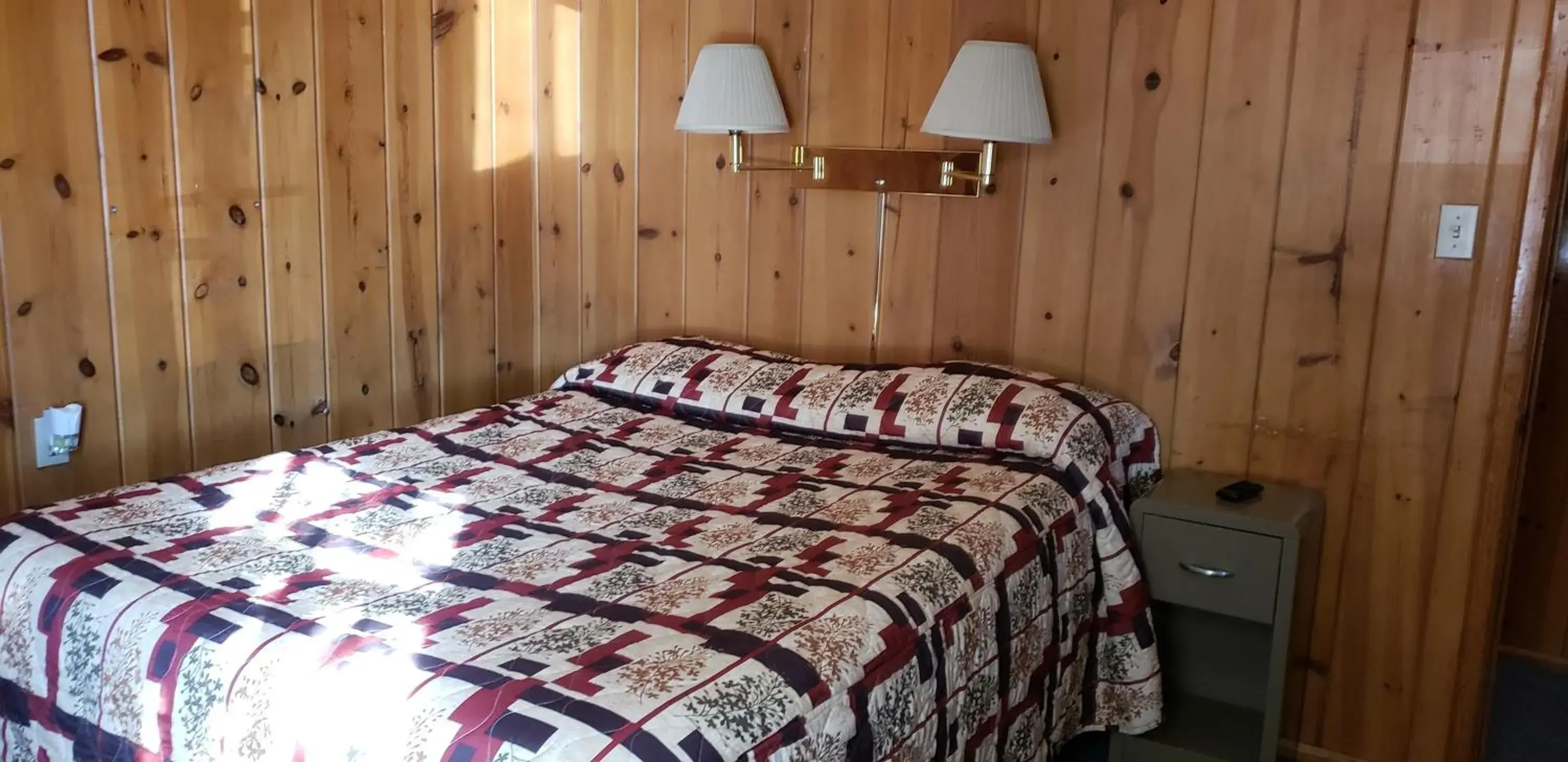 Queen Room in Caribou Lodge and Motel Queen Room in Caribou Lodge and Motel