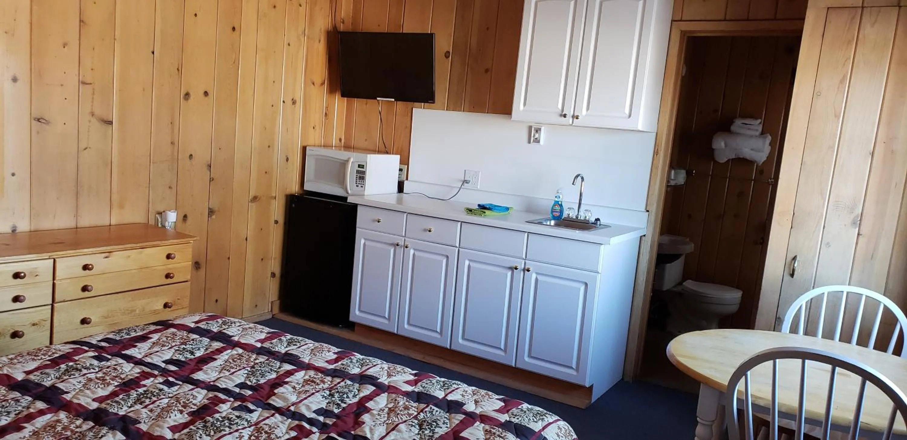 Deluxe Queen Room in Caribou Lodge and Motel