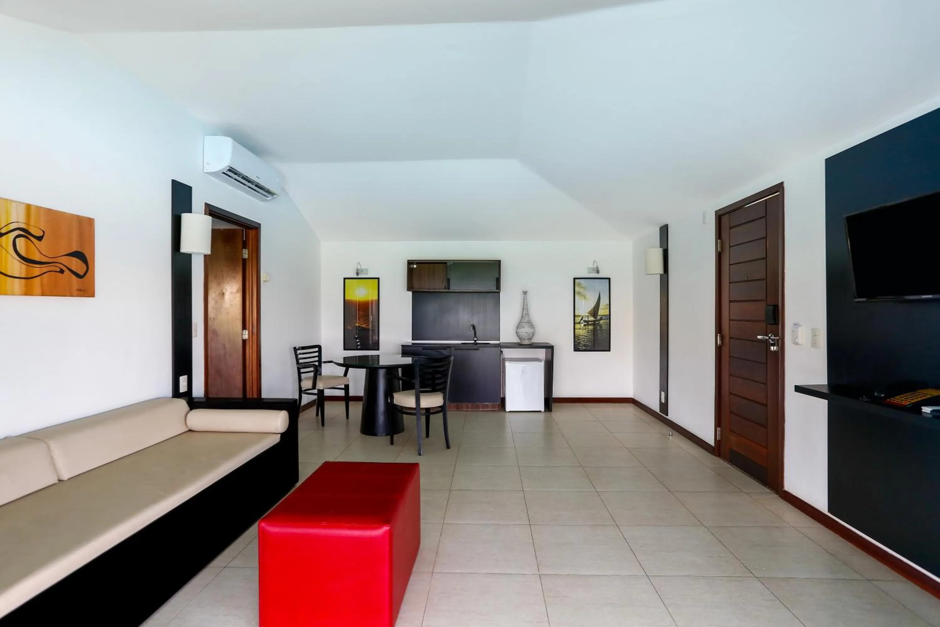 Living room in Dom Pedro Laguna Beach Resort & Golf by WAM Experience