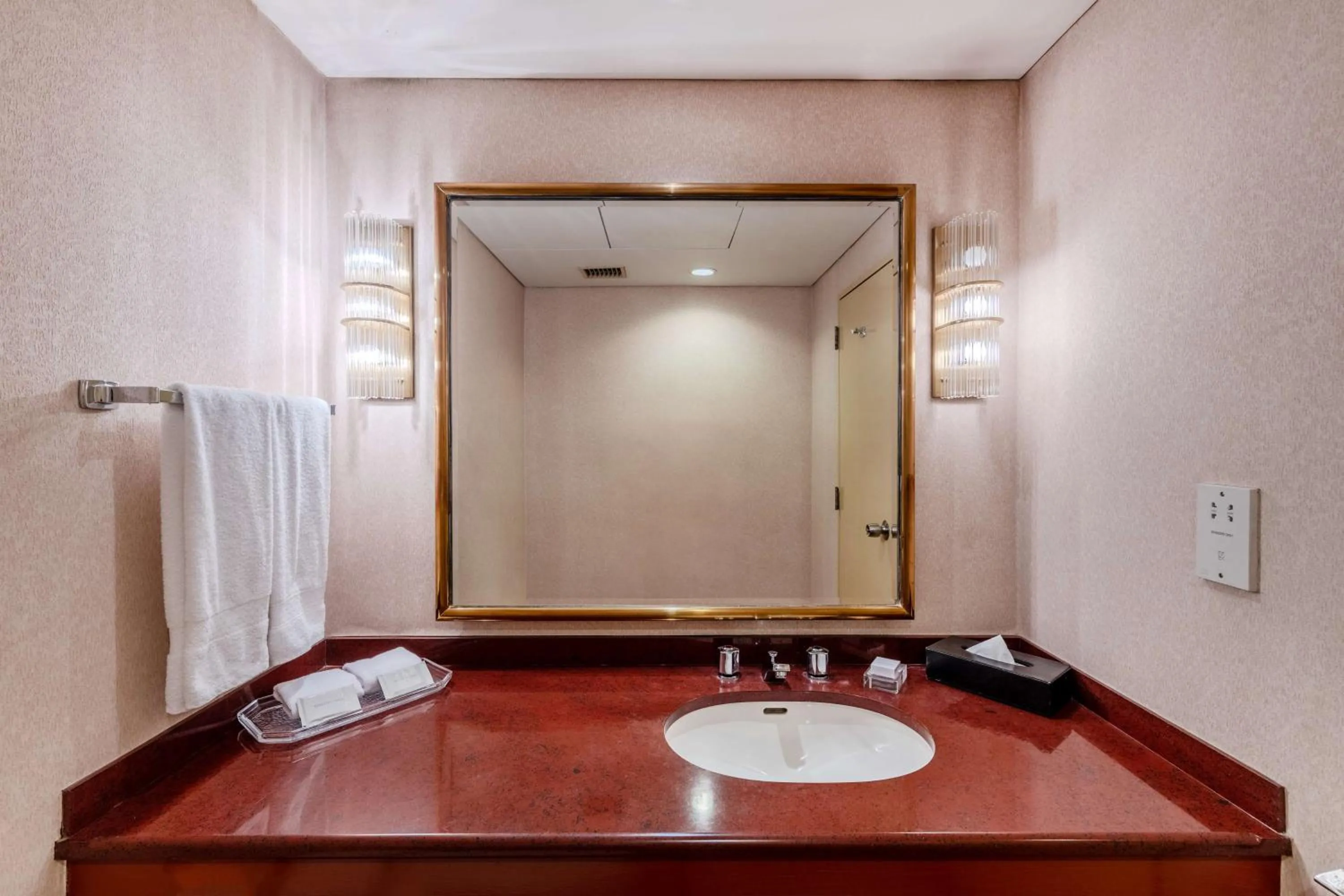 Bathroom in Hilton Colombo Hotel