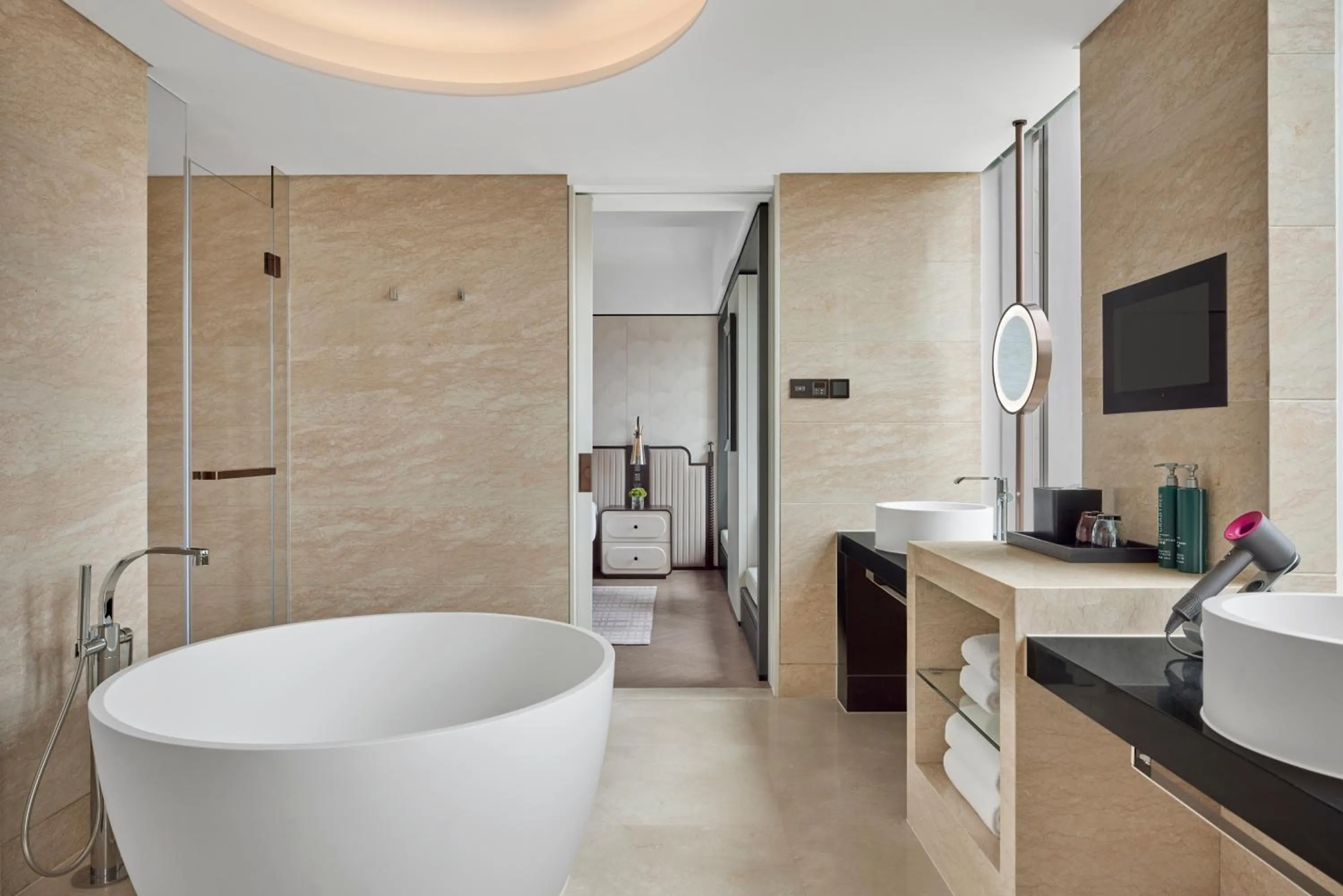 Bathroom in Hilton Shanghai City Center -Steps from iconic landmarks Wukang Mansion and Jing'an Temple