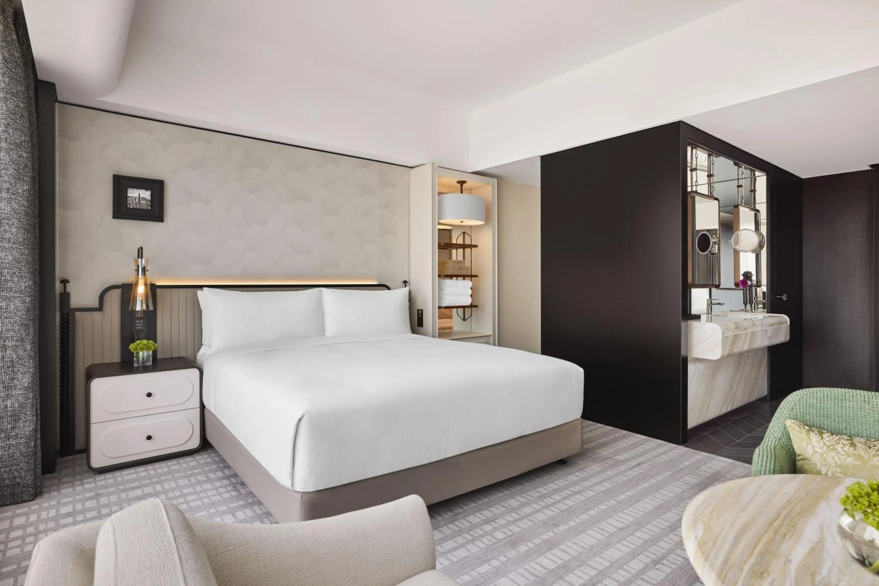 Bed in Hilton Shanghai City Center -Steps from iconic landmarks Wukang Mansion and Jing'an Temple