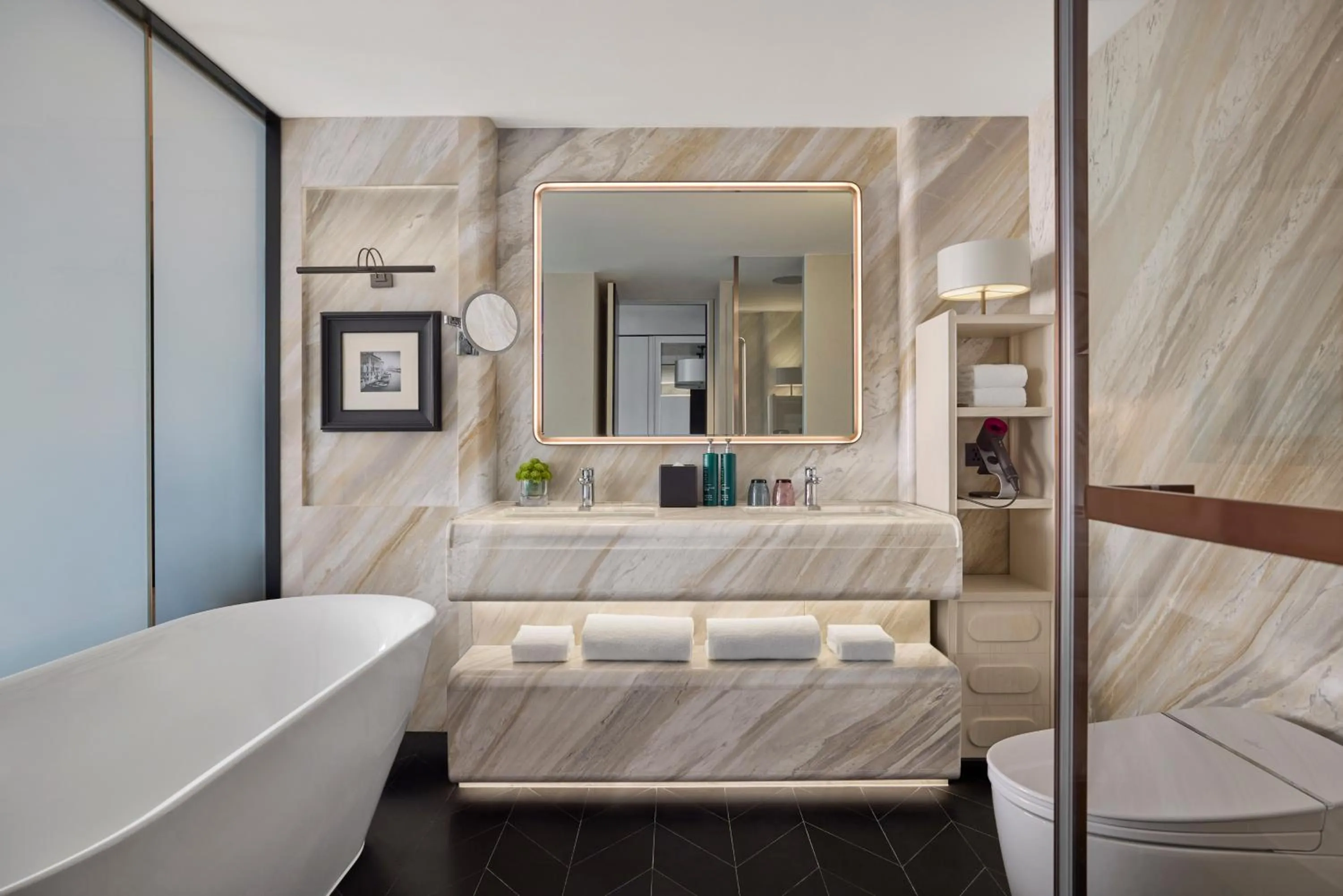 Bed in Hilton Shanghai City Center -Steps from iconic landmarks Wukang Mansion and Jing'an Temple