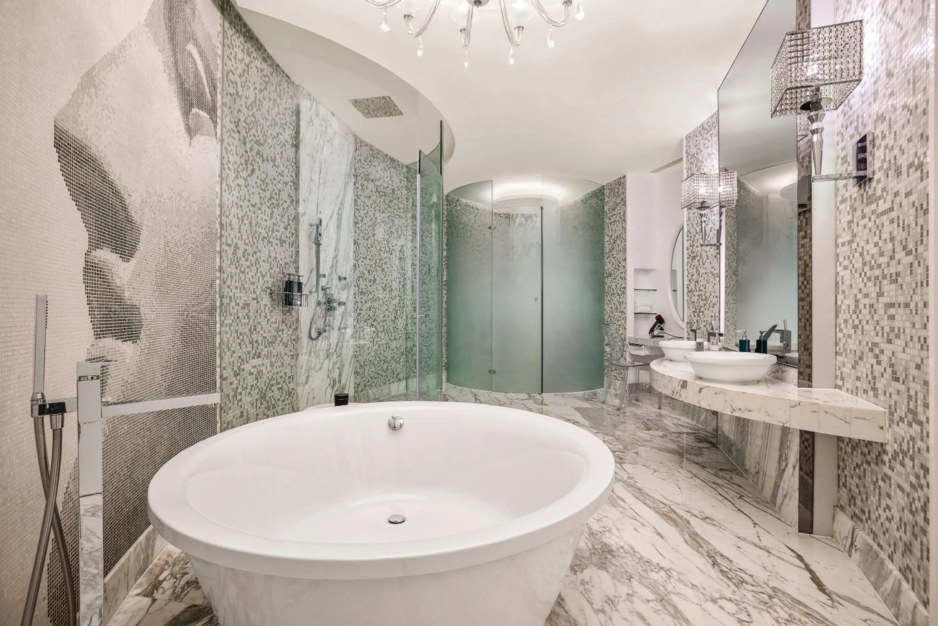 Toilet in Hilton Shanghai City Center -Steps from iconic landmarks Wukang Mansion and Jing'an Temple