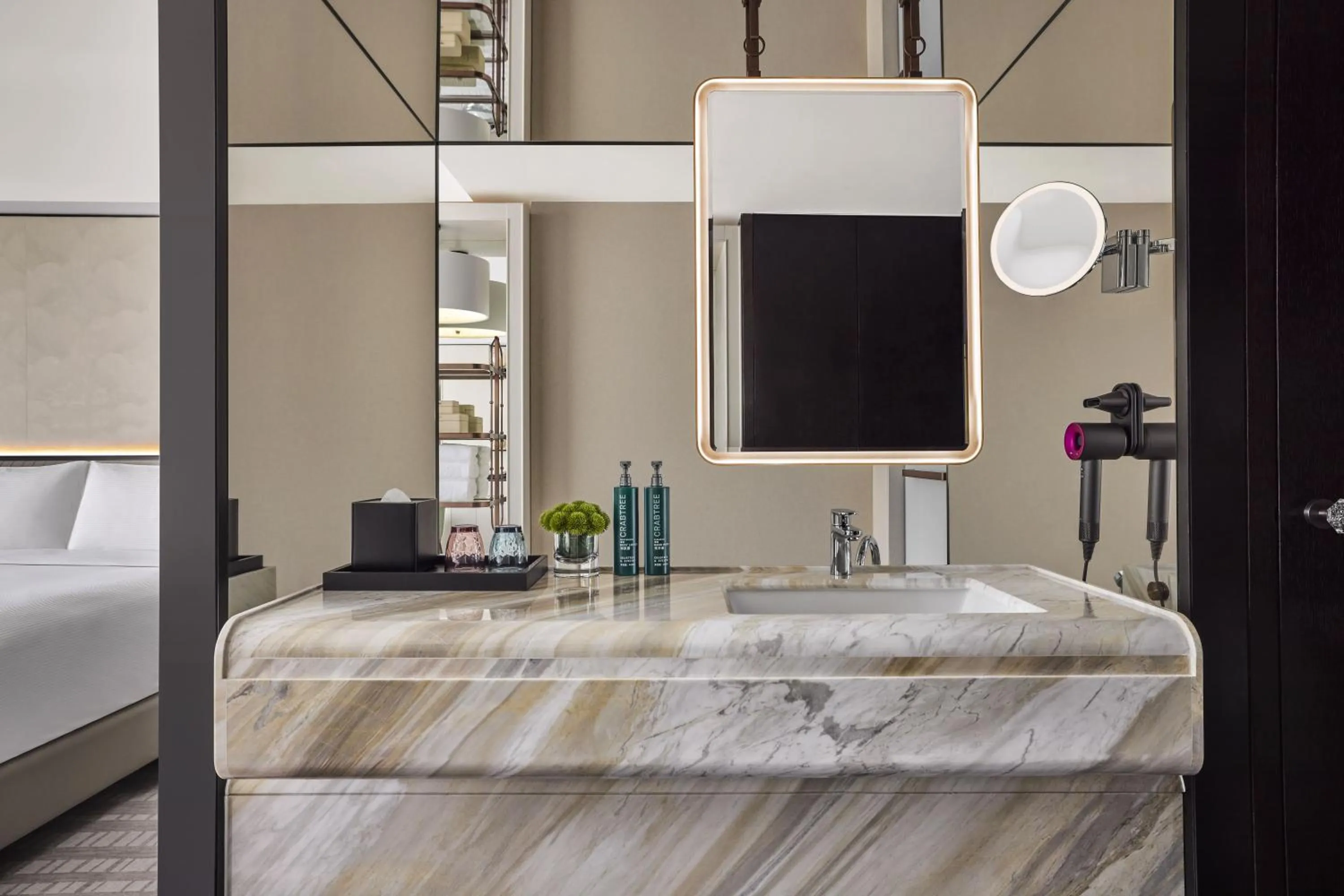 Twin Room in Hilton Shanghai City Center -Steps from iconic landmarks Wukang Mansion and Jing'an Temple