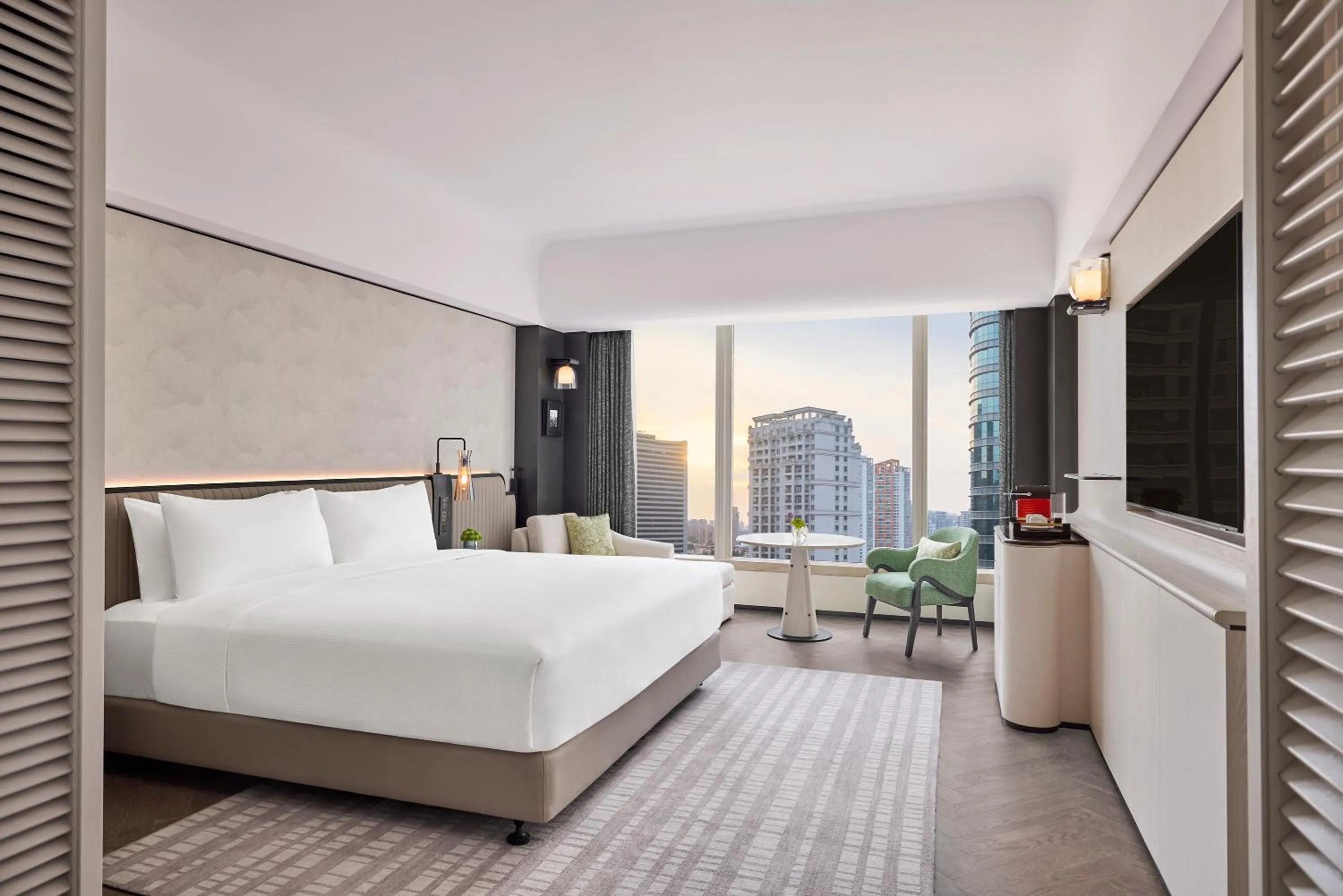 Photo of the whole room, Bed in Hilton Shanghai City Center -Steps from iconic landmarks Wukang Mansion and Jing'an Temple
