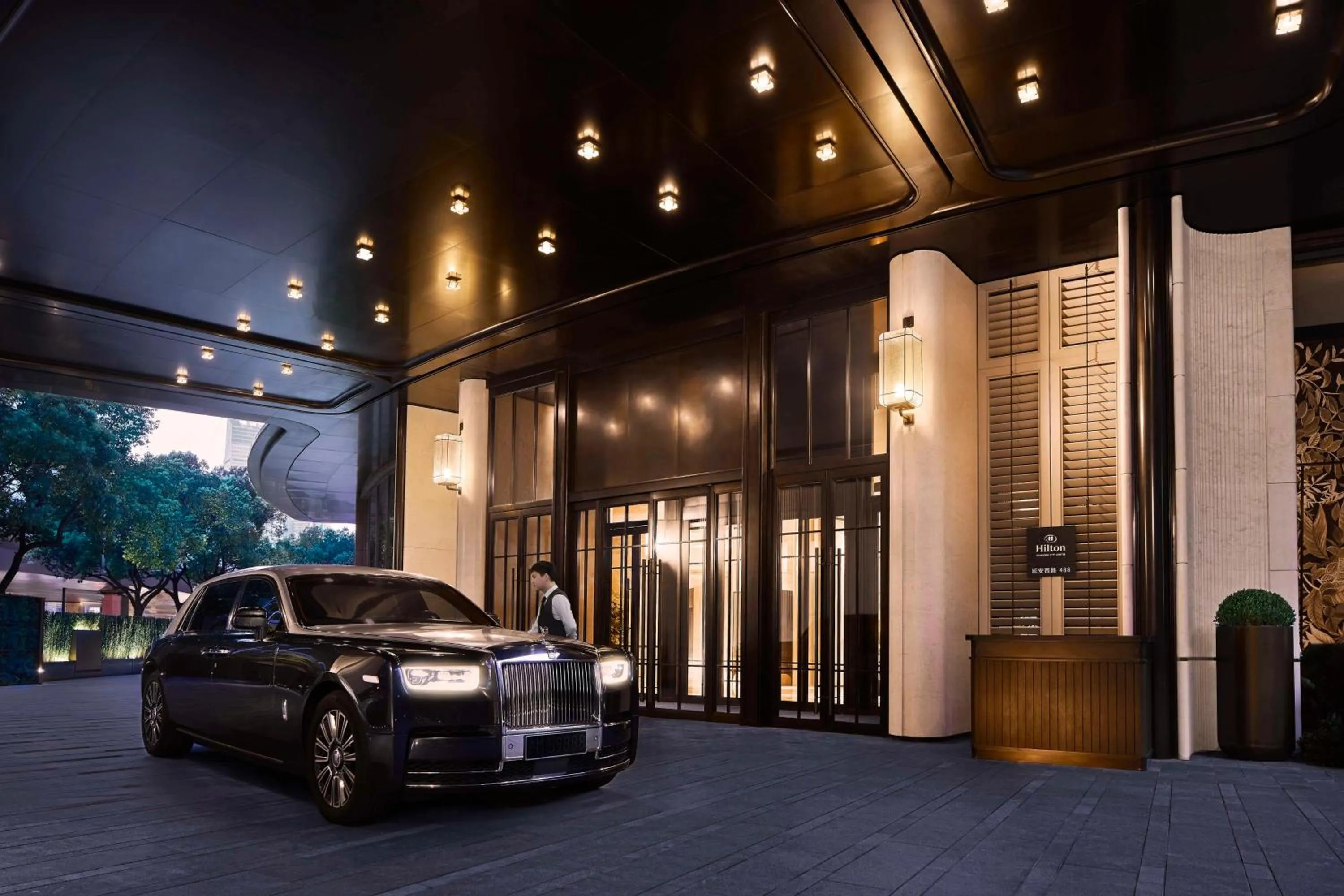 Property building in Hilton Shanghai City Center -Steps from iconic landmarks Wukang Mansion and Jing'an Temple