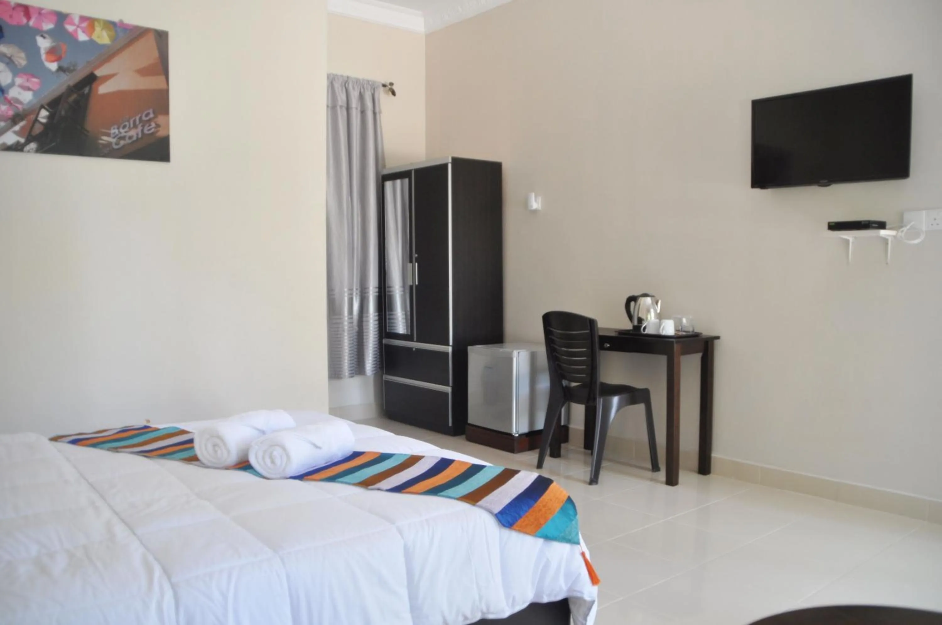 TV and multimedia, Bed in Sunset Bay Cottage