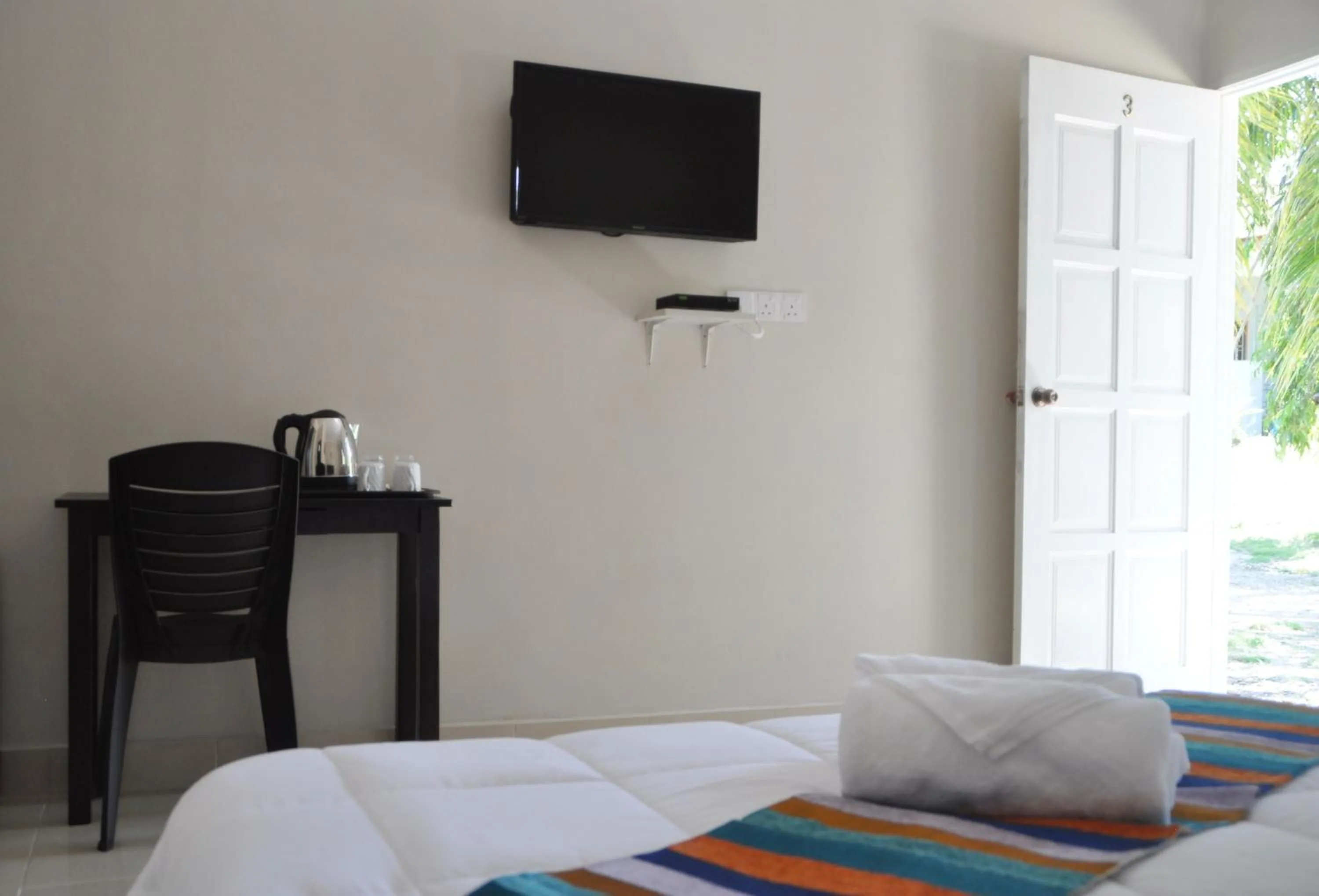 TV and multimedia, Bed in Sunset Bay Cottage